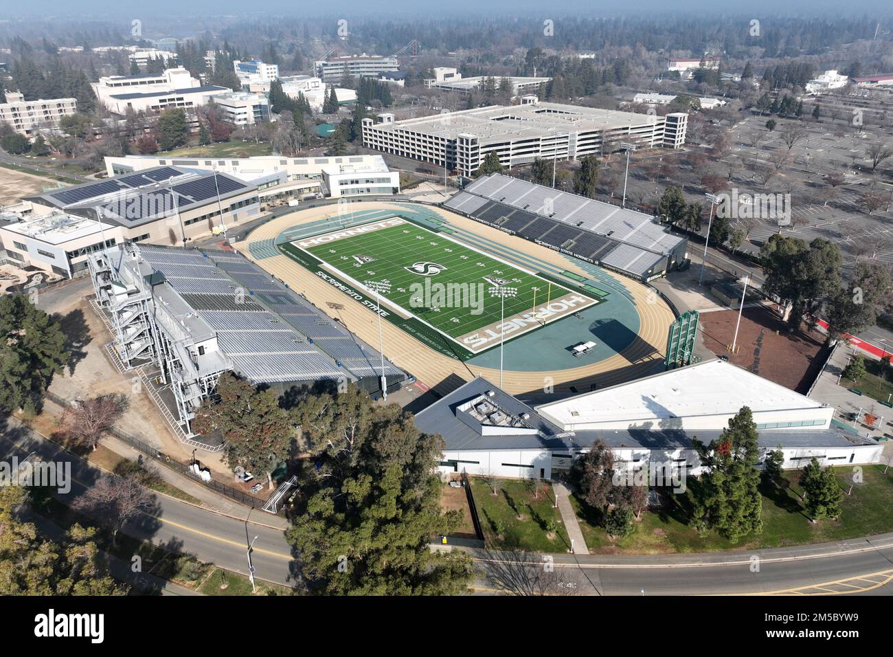 Una vista aerea generale della pista e del campo da calcio all'Hornet Stadium nel campus della California State University, Sacramento, sabato 24 dicembre 2022, a Sacramento, California Lo stadio è la sede della squadra di calcio dei Sacramento State Hornets. Foto Stock
