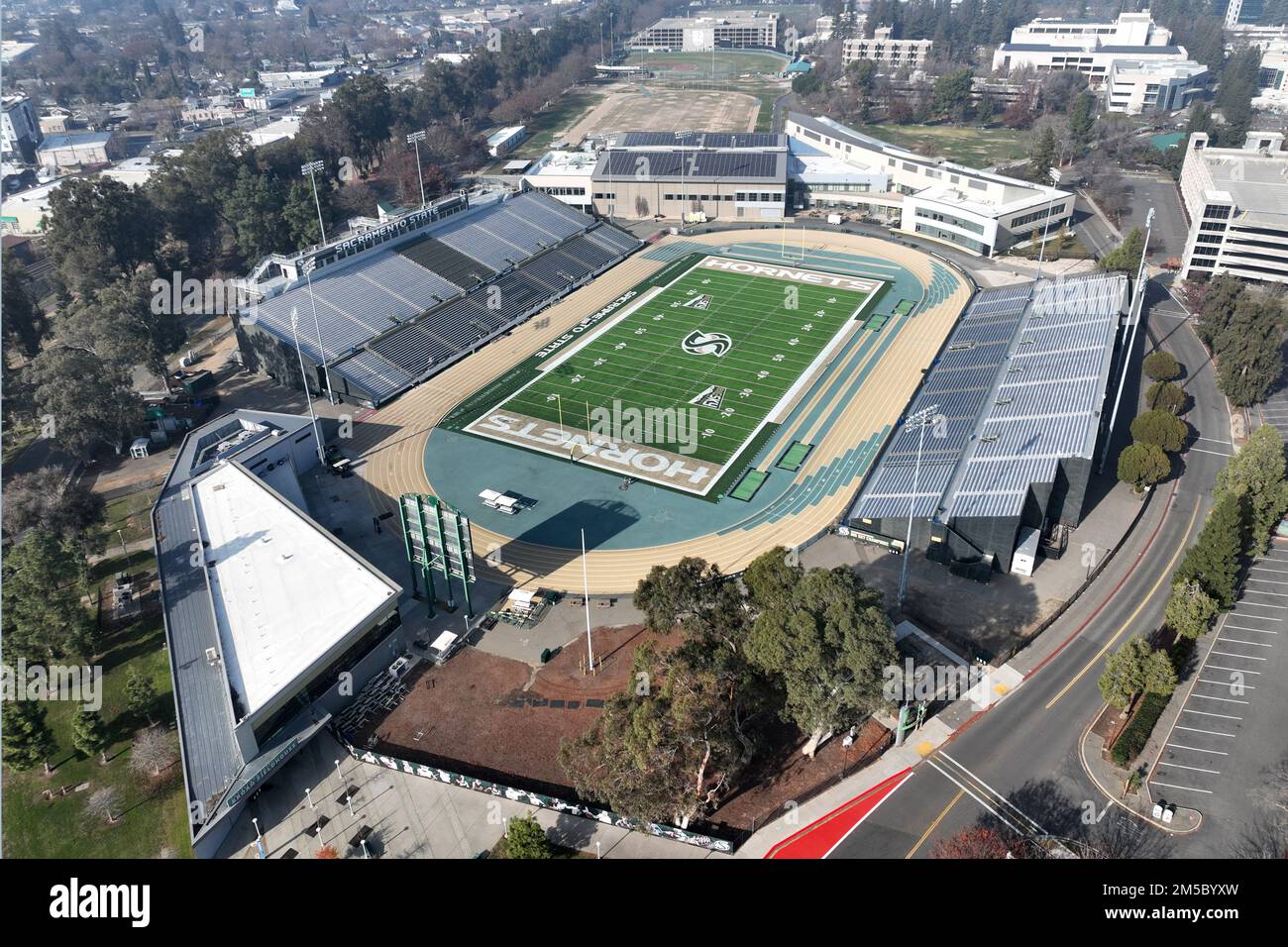 Una vista aerea generale della pista e del campo da calcio all'Hornet Stadium nel campus della California State University, Sacramento, sabato 24 dicembre 2022, a Sacramento, California Lo stadio è la sede della squadra di calcio dei Sacramento State Hornets. Foto Stock