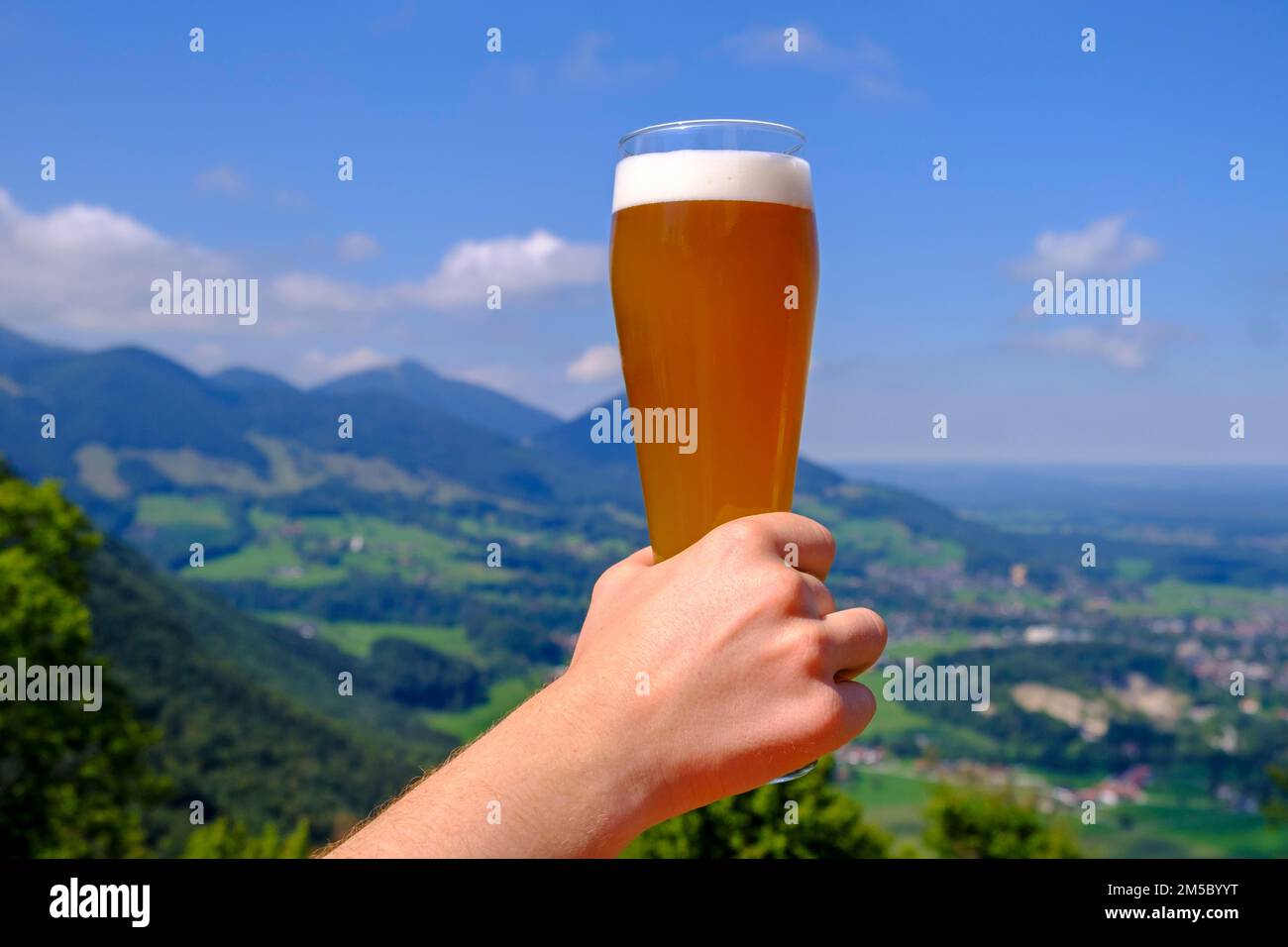 Birra con vista sulle montagne, birra di grano a Berggasthof Petersberg, Flintsbach am Inn, Mangfall Mountains, Inn Valley, alta Baviera, Baviera, Germania Foto Stock