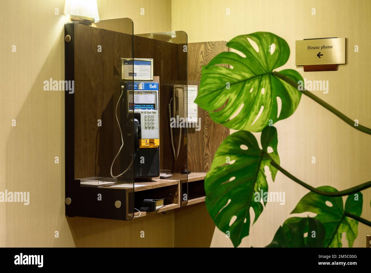 Un vecchio telefono a pagamento Bell presso l'hotel Holiday Inn Yorkdale ora demolito a Toronto, Ontario, Canada. Foto Stock