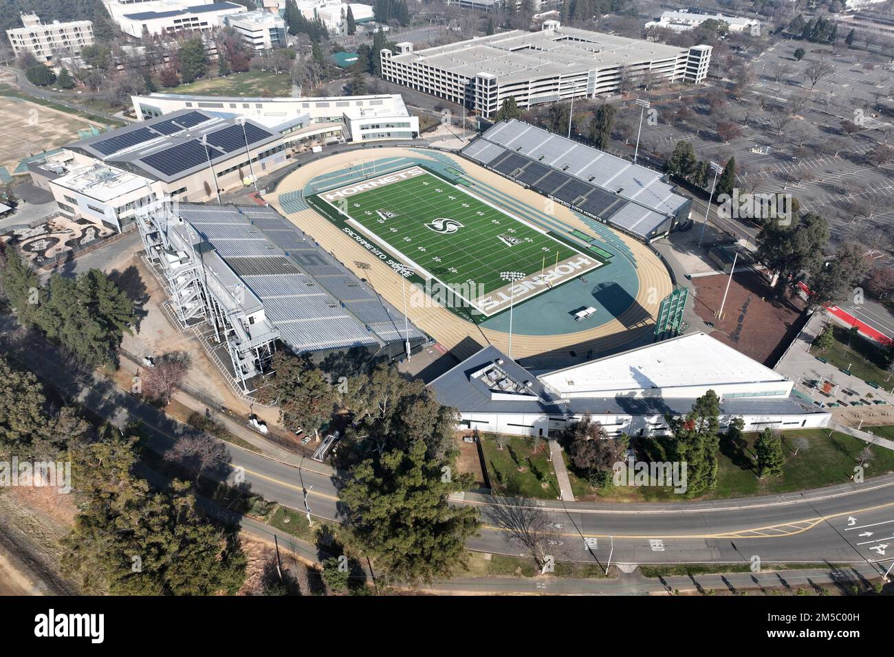 Una vista aerea generale della pista e del campo da calcio all'Hornet Stadium nel campus della California State University, Sacramento, sabato 24 dicembre 2022, a Sacramento, California Lo stadio è la sede della squadra di calcio dei Sacramento State Hornets. Foto Stock