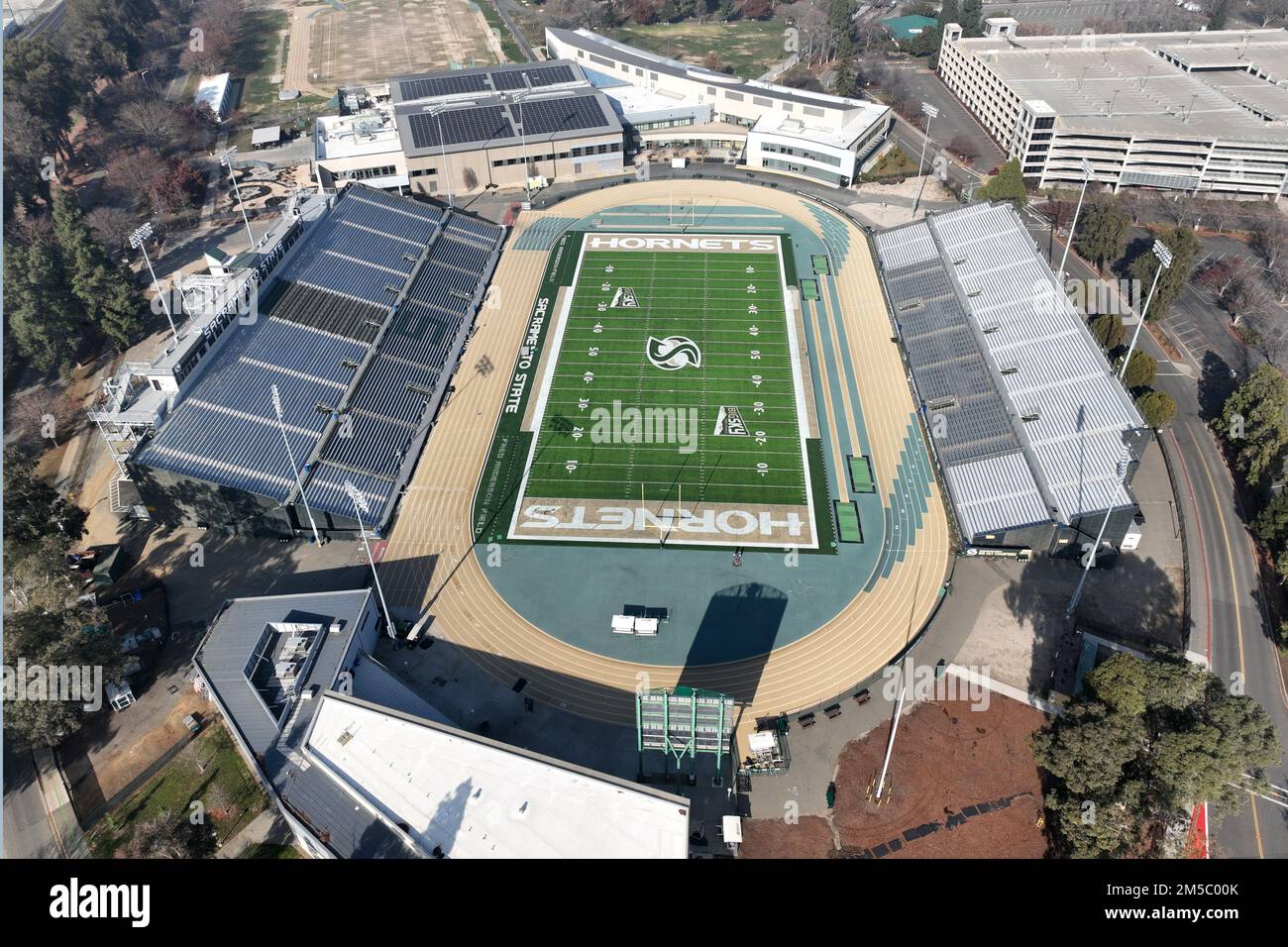 Una vista aerea generale della pista e del campo da calcio all'Hornet Stadium nel campus della California State University, Sacramento, sabato 24 dicembre 2022, a Sacramento, California Lo stadio è la sede della squadra di calcio dei Sacramento State Hornets. Foto Stock