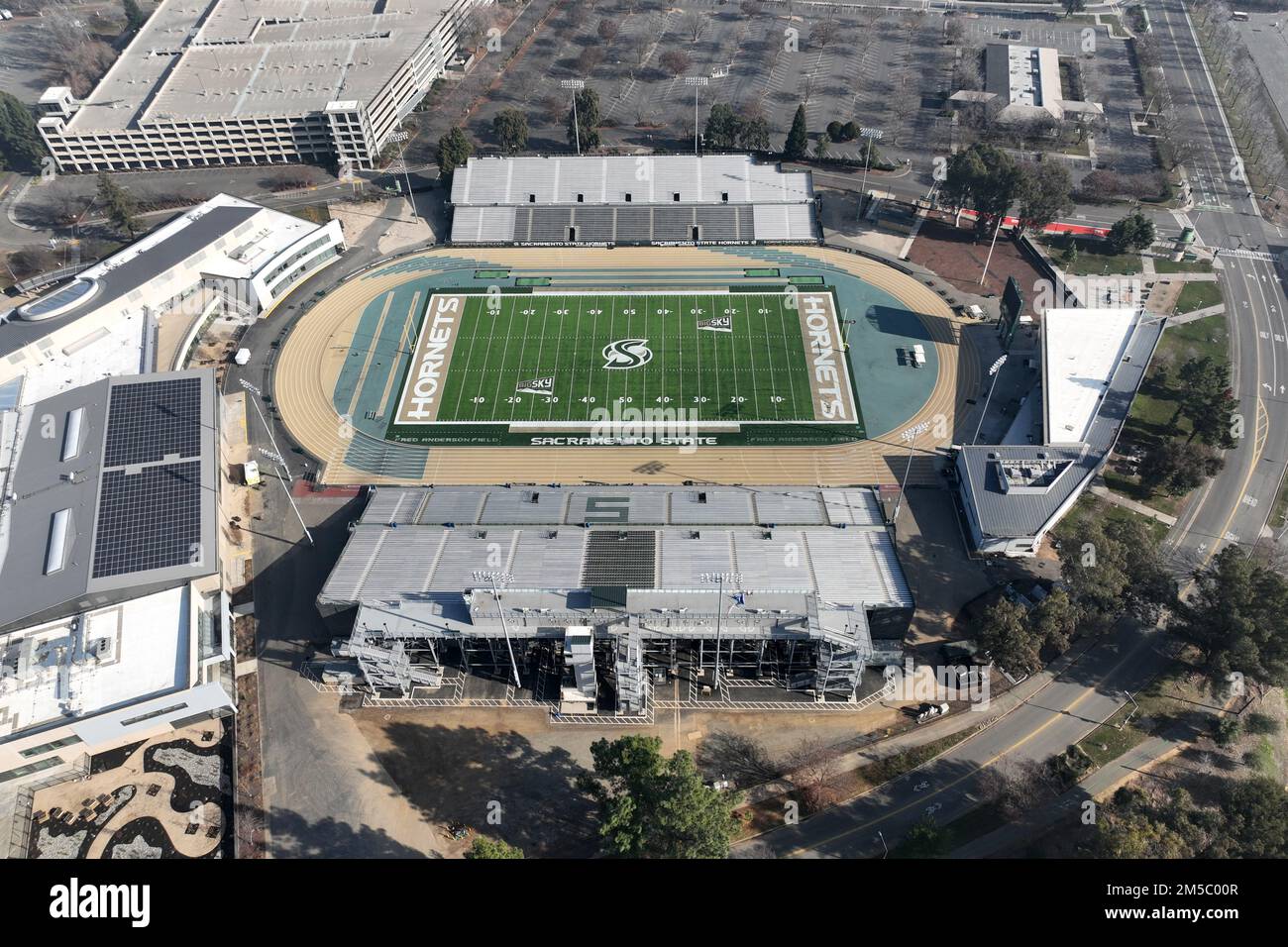 Una vista aerea generale della pista e del campo da calcio all'Hornet Stadium nel campus della California State University, Sacramento, sabato 24 dicembre 2022, a Sacramento, California Lo stadio è la sede della squadra di calcio dei Sacramento State Hornets. Foto Stock