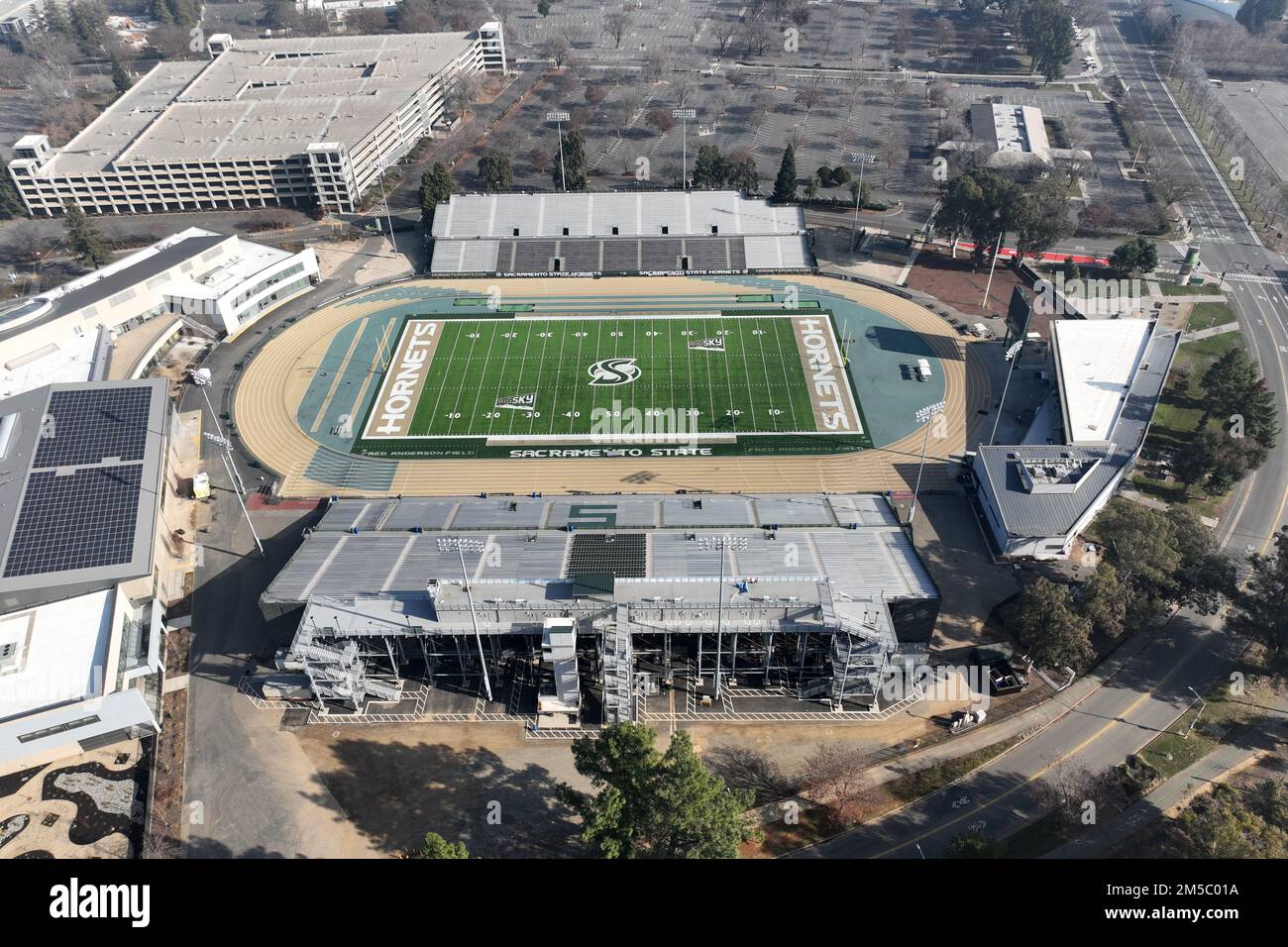 Una vista aerea generale della pista e del campo da calcio all'Hornet Stadium nel campus della California State University, Sacramento, sabato 24 dicembre 2022, a Sacramento, California Lo stadio è la sede della squadra di calcio dei Sacramento State Hornets. Foto Stock