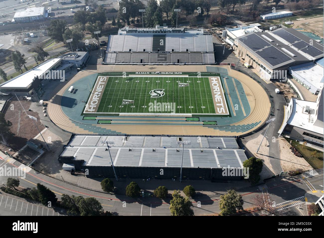 Una vista aerea generale della pista e del campo da calcio all'Hornet Stadium nel campus della California State University, Sacramento, sabato 24 dicembre 2022, a Sacramento, California Lo stadio è la sede della squadra di calcio dei Sacramento State Hornets. Foto Stock