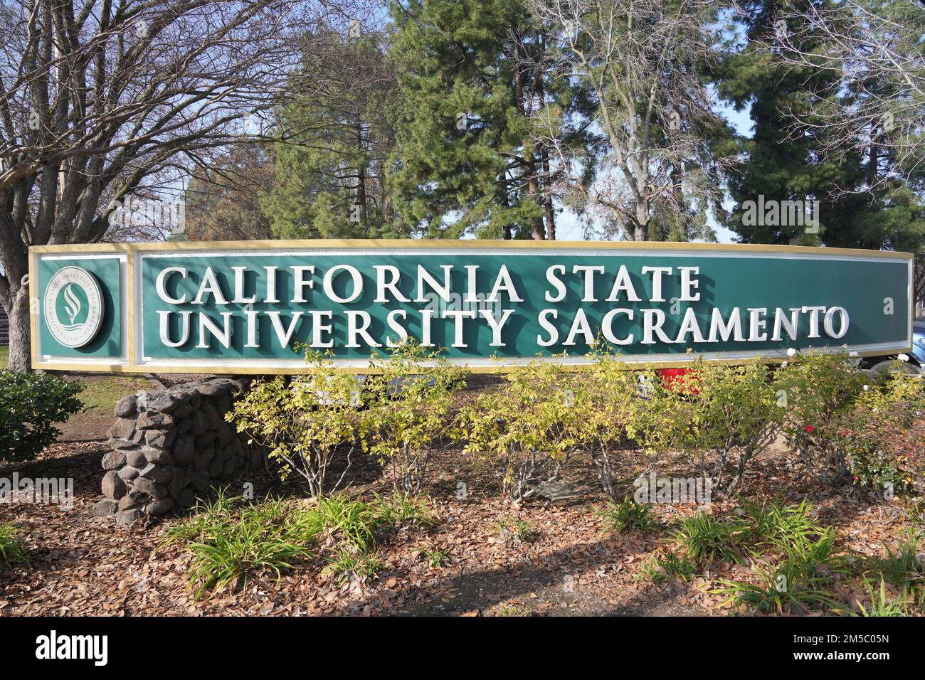 Un cartello all'ingresso dello stato di Sacramento (California State University, Sacramento), sabato 24 dicembre 2022, a Sacramento, California Foto Stock