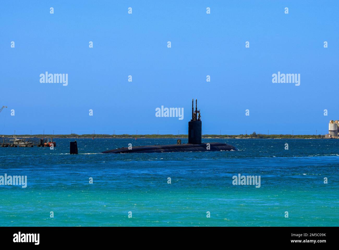 APA HARBOR, Guam (21 febbraio 2022) il sottomarino ad attacco rapido USS Asheville (SSN 758) di Los Angeles, assegnato al comandante, Submarine Squadron (CSS) 15, parte dalla base navale Guam per un'implementazione di routine. Asheville eseguirà una gamma completa di operazioni, tra cui la guerra anti-sottomarina e anti-superficie, durante lo schieramento Indo-Pacifico. Foto Stock