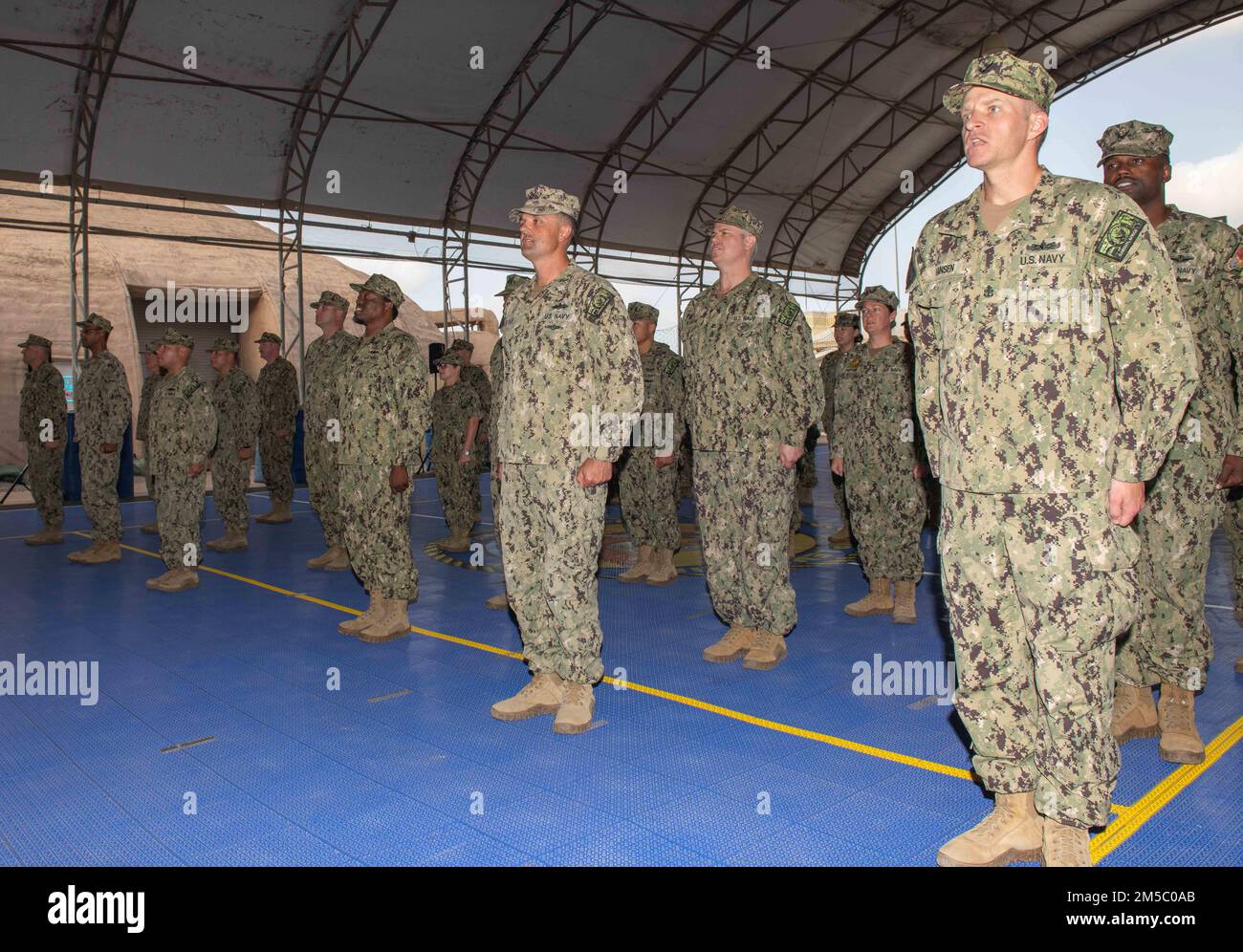 STATI UNITI I marinai della Marina recitano The Sailors Creed prima di una cerimonia di premiazione tenutasi a Camp Lemonnier, Gibuti. Foto Stock