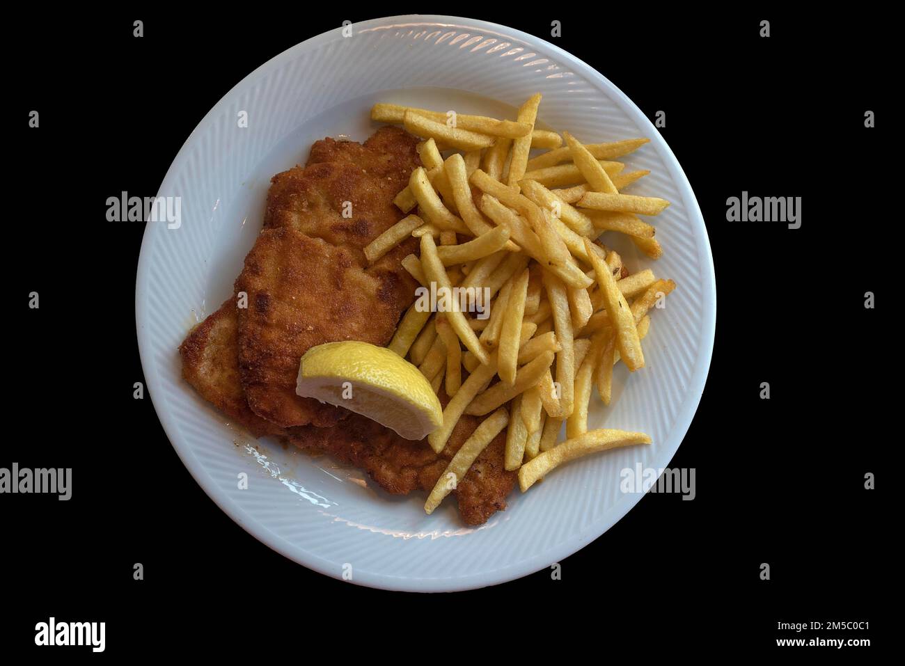 Wiener Schnitzel con patatine fritte su sfondo nero, Franconia, Baviera, Germania Foto Stock