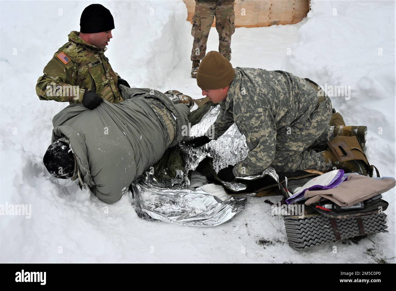 I soldati dell'Alaska Command partecipano alla formazione medica artica presso il Medical Simulation Training Center di Fort Wainwright come parte dell'esercitazione Arctic Edge 2022. Il corso di formazione ha fornito ai partecipanti informazioni su come riconoscere e trattare le lesioni da basse temperature e su come esercitarsi nella neve profonda. (Foto di Eve Baker, Fort Wainwright Public Affairs Office) 220225-A-RW124-0001 Foto Stock