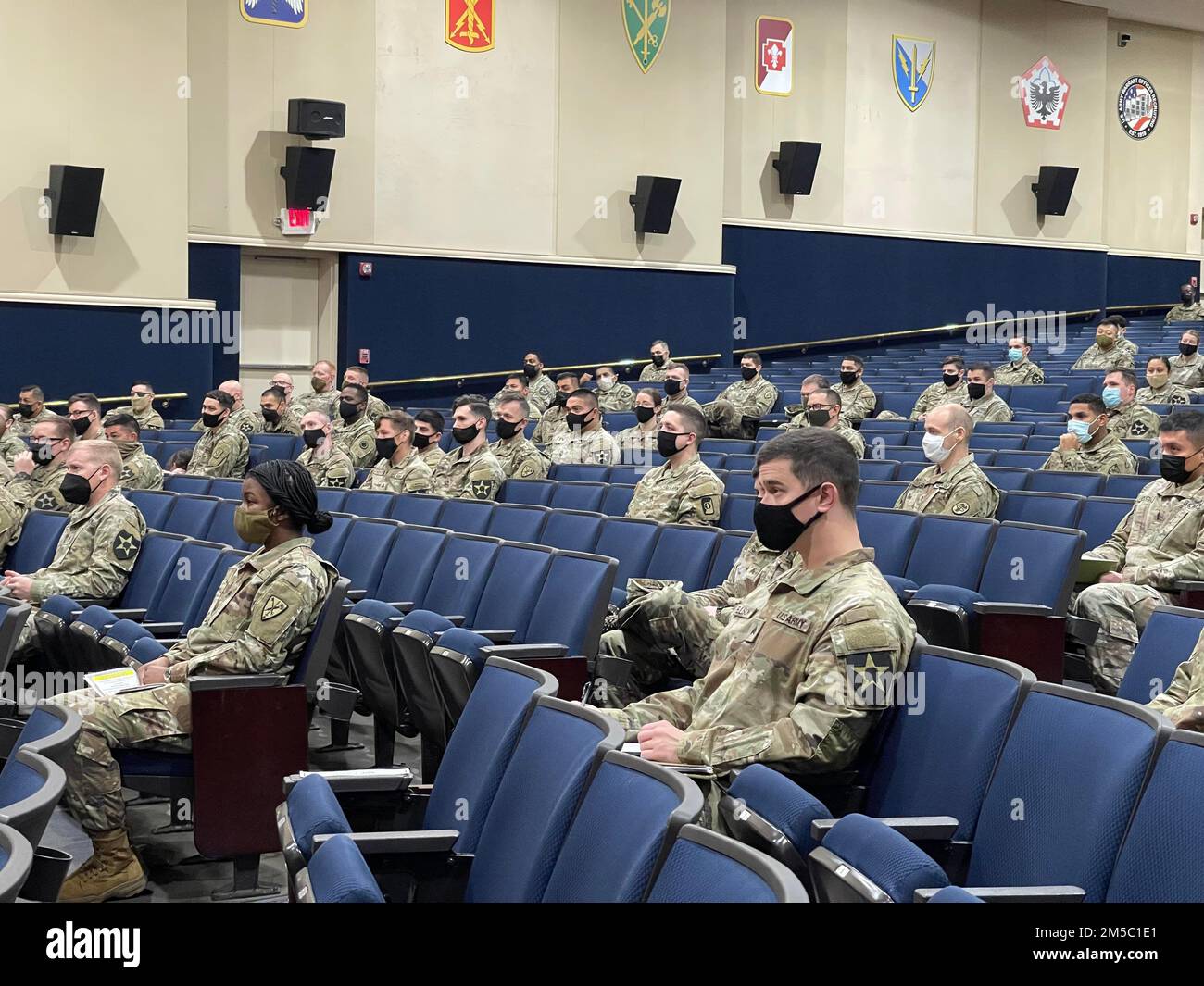 Oltre 145 membri del servizio hanno partecipato al kickoff di emergenza dell'esercito che ha avuto luogo il 25 febbraio all'interno del teatro di Carey sulla base congiunta Lewis-McChord. Foto Stock