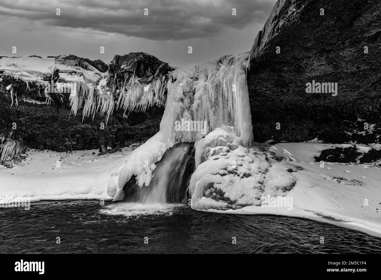 Cascata congelata, Skutafoss, foto in bianco e nero, Sudausturland, Islanda Foto Stock