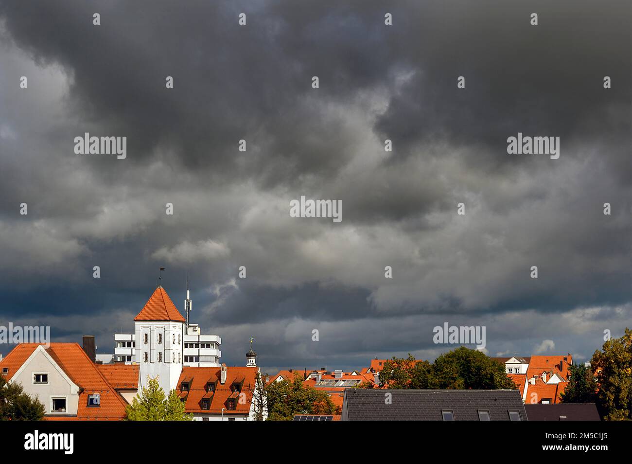 Thundernubi sopra il Waisentor, Kempten, Allgaeu, Baviera, Germania Foto Stock
