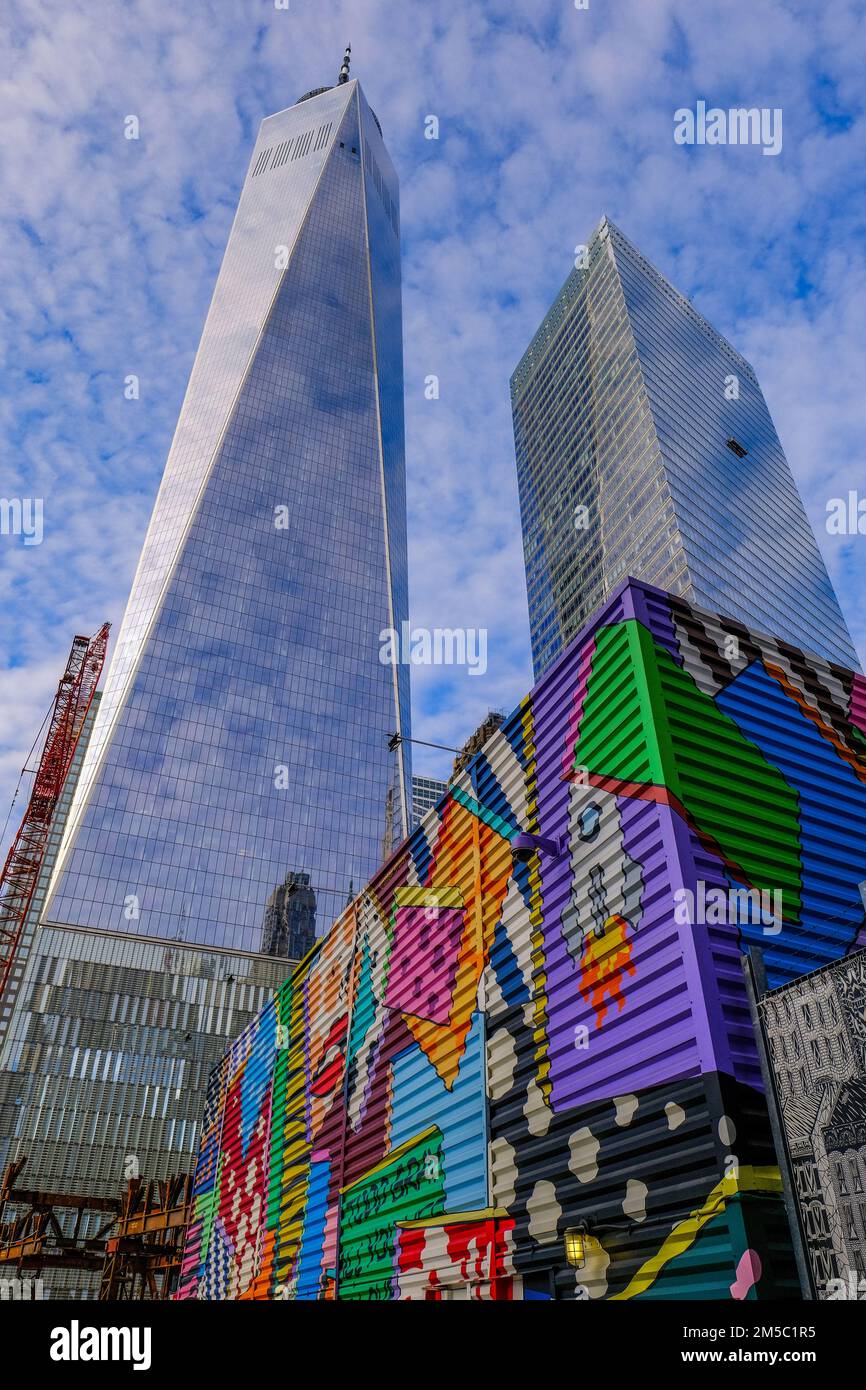 Uno scatto verticale di grattacieli del World Trade Center con graffiti in primo piano, New York, Stati Uniti Foto Stock