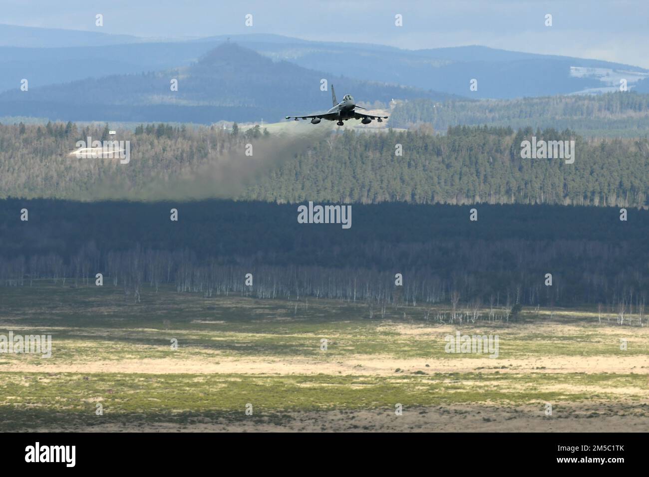 Un Eurofighter tedesco conduce una mostra di forza di volo durante l'addestramento del controllore di attacco del terminale Unito con gli Stati Uniti Gli aerei assegnati a 2nd Air Support Operations Squadron presso la Grafenwoehr Training Area del 7th° comando di addestramento dell'esercito, Germania, 25 febbraio 2022. Foto Stock