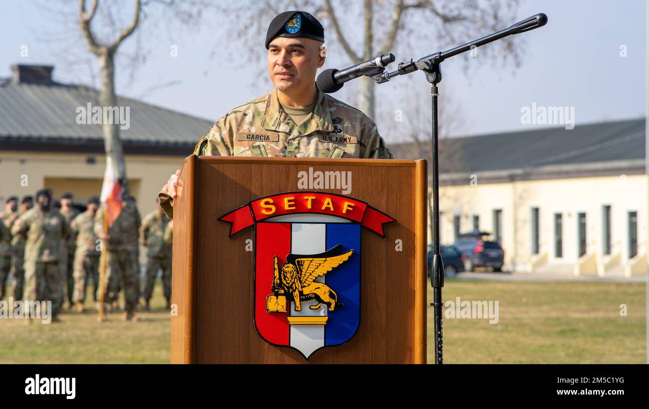 Comando Sgt. Major Salvador G. Garcia, parlando con soldati, amici e familiari durante gli Stati Uniti Esercito Southern European Task Force, Africa, quartier generale e quartier generale Battaglione cambiamento di responsabilità tenuto a Caserma Ederle, Vicenza, Italia, 25 febbraio 2022. (STATI UNITI Foto dell'esercito del personale Sgt. Solomon Abanda) Foto Stock