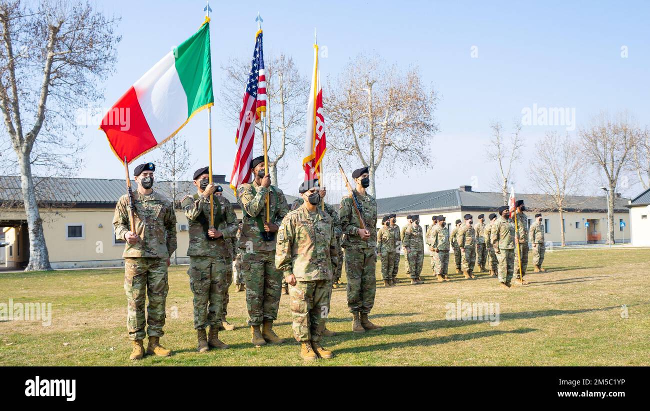 Comando Sgt. Major Salvador G. Garcia, in piedi di fronte al suo nuovo comando durante gli Stati Uniti Esercito Southern European Task Force, Africa, quartier generale e quartier generale Battaglione cambiamento di responsabilità tenuto a Caserma Ederle, Vicenza, Italia, 25 febbraio 2022. (STATI UNITI Foto dell'esercito del personale Sgt. Solomon Abanda) Foto Stock