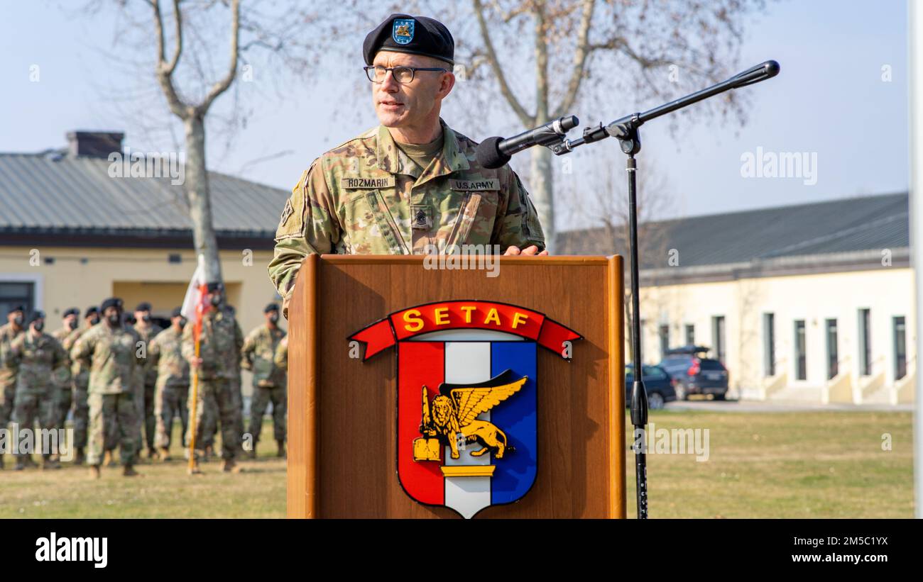 Christopher E. Rozmarin, che parla con soldati, amici e familiari durante gli Stati Uniti Esercito Southern European Task Force, Africa, quartier generale e quartier generale Battaglione cambiamento di responsabilità tenuto a Caserma Ederle, Vicenza, Italia, 25 febbraio 2022. (STATI UNITI Foto dell'esercito del personale Sgt. Solomon Abanda) Foto Stock