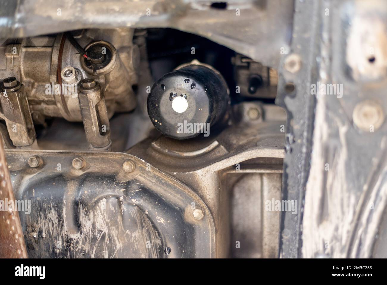 Sostituzione del filtro dell'olio per auto in officina Foto Stock