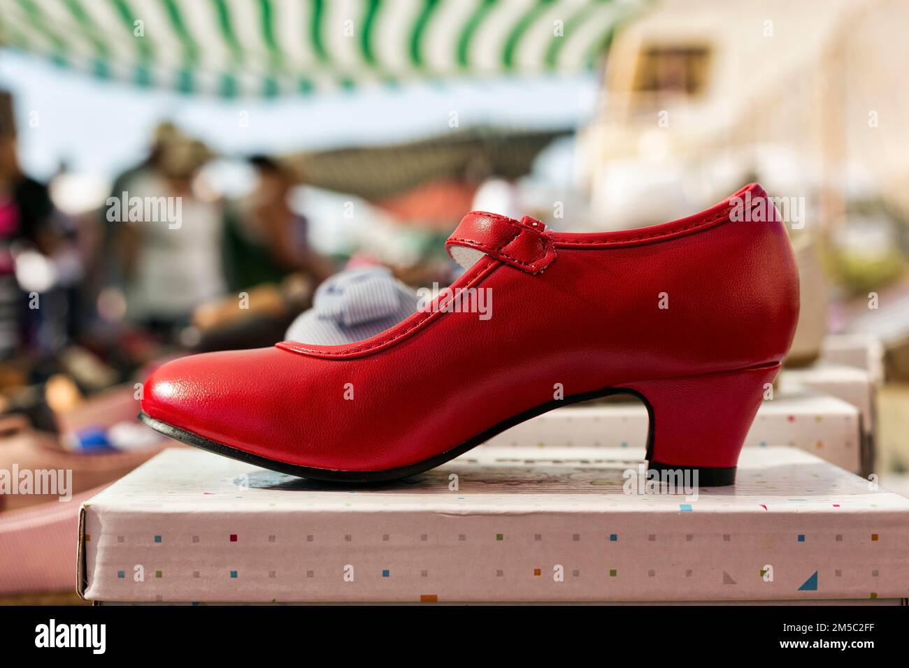 Scarpa flamenco rossa singola, mercato tipico, mercato settimanale a  Villaricos, Cuevas del Almanzora, Almeria, Andalusia, Spagna Foto stock -  Alamy