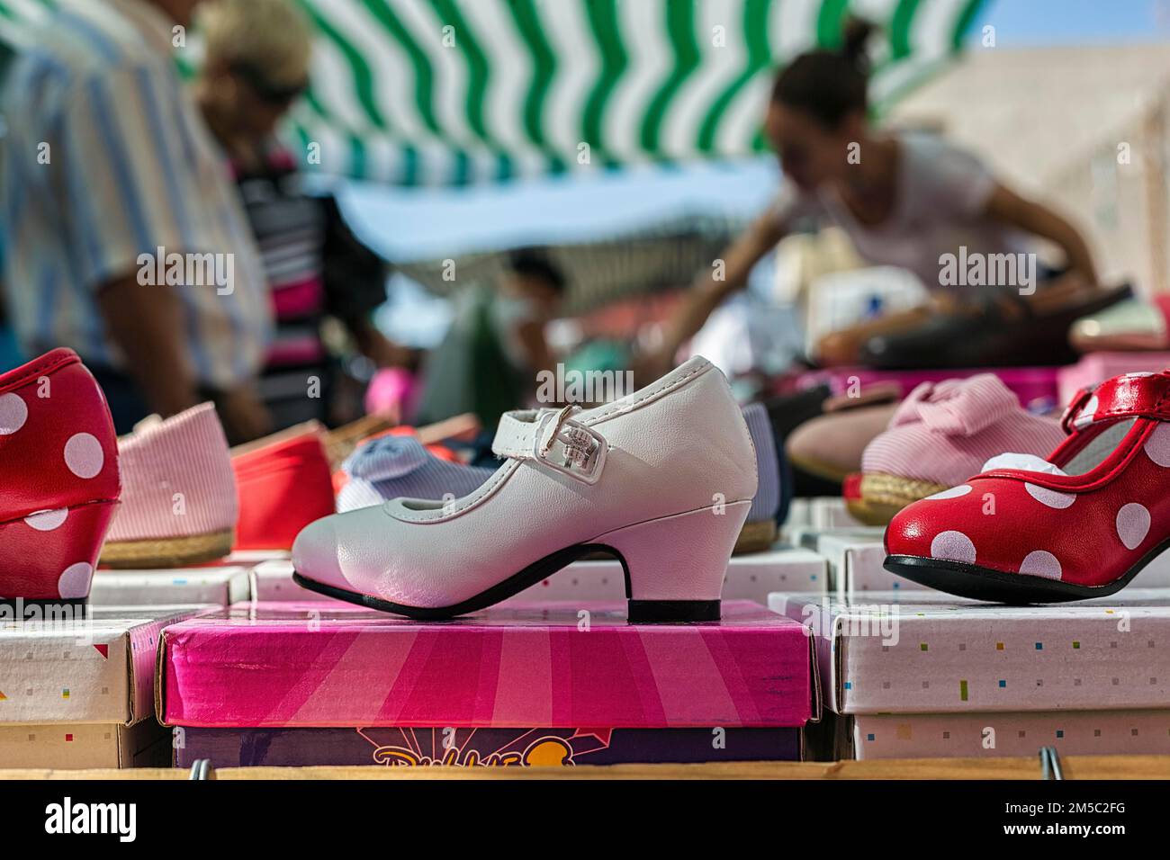 Scarpe da flamenco, bancarella tipica, mercato settimanale a Villaricos, Cuevas del Almanzora, Almeria, Andalusia, Spagna Foto Stock