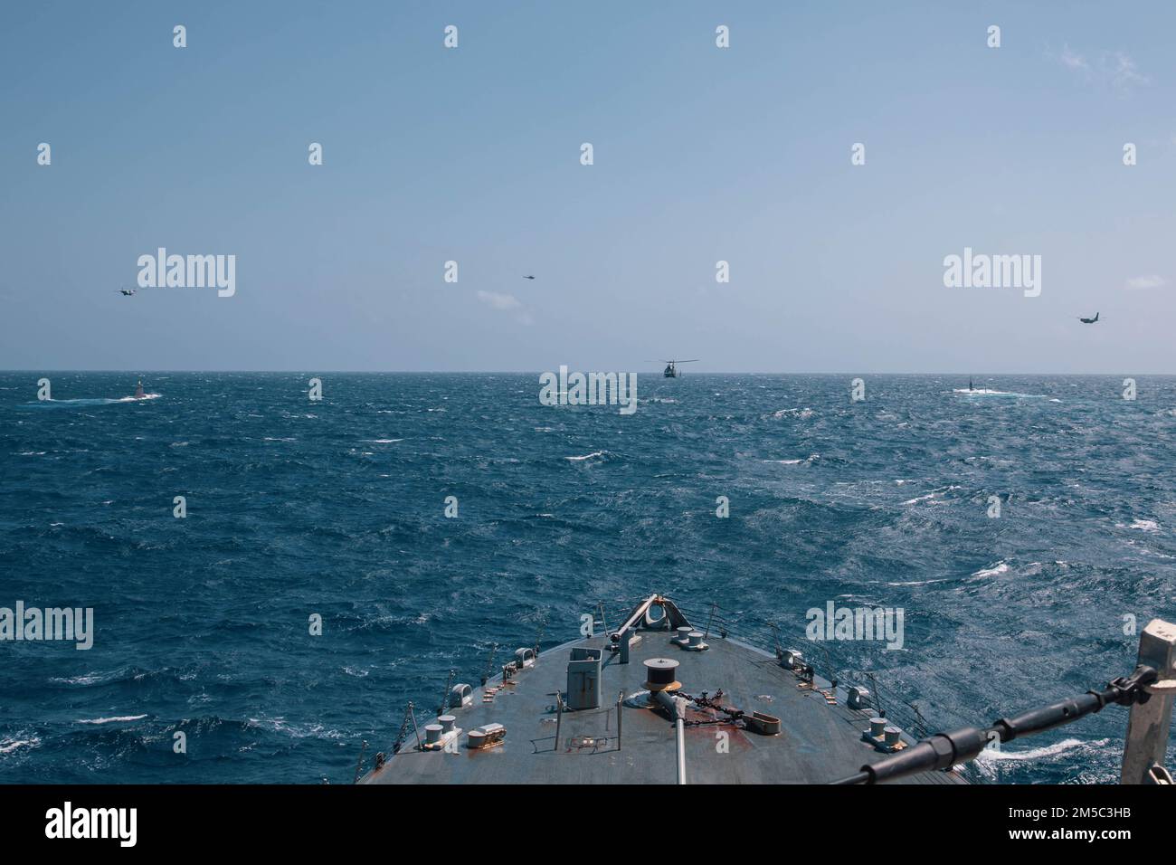 220227-N-GF955-1457 MAR DEI CARAIBI - (DAL 27, 2022) -- La nave da combattimento litoranea in libertà USS Billings (LCS 15) vele in formazione con il sottomarino ad attacco rapido di classe Virginia USS Minnesota (SSN 783), il sottomarino marino colombiano ARC Pijao (SSK-28), gli elicotteri della marina colombiana Dauphin e l'aereo di pattuglia marittima colombiano durante un esercizio bilaterale anti-sottomarino di guerra, il 27 febbraio 2022. Billings è dispiegato nell'area delle operazioni della flotta degli Stati Uniti 4th per sostenere la missione della Joint Interagency Task Force South, che include missioni contro il traffico illecito di droga nei Caraibi e Foto Stock