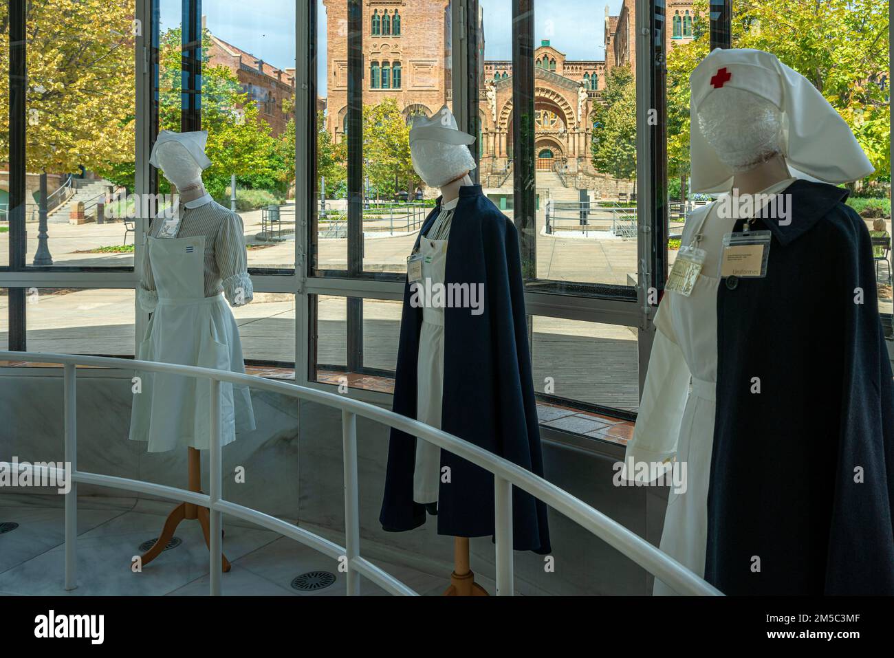 Costumi storici degli infermieri nel complesso ospedaliero dell'Hospital de la Santa Creu i Sant Pau, Barcellona, Catalogna, Spagna Foto Stock