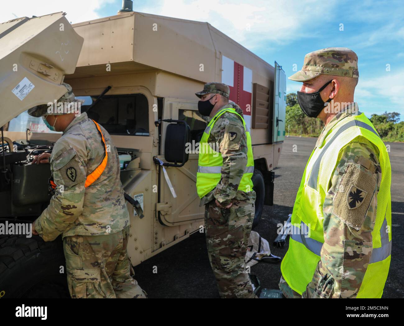 8th nodo di comando e controllo del comando di sostegno del teatro insieme a 402nd Brigate di sostegno del campo dell'esercito e 404th AFSB sorvegliano il download parziale dell'apparecchiatura APS-3 alla squadra di combattimento di Brigata di fanteria 3rd, 25th Divisione di fanteria per Salaknib e Balikatan 2022 a Subic Bay, Filippine 28 febbraio 2022. Il comando di sostegno del Teatro del 8th ha eseguito una base dati Army Preposizioned Stock 3 (a galla) Fix Forward West of the International per valutare la flessibilità operativa di APS-3 (a galla), assicurando la prontezza strategica e l'impegno degli Stati Uniti verso alleati e partner. Foto Stock 8th nodo di comando e controllo del comando di sostegno del teatro insieme a 402nd Brigate di sostegno del campo dell'esercito e 404th AFSB sorvegliano il download parziale dell'apparecchiatura APS-3 alla squadra di combattimento di Brigata di fanteria 3rd, 25th Divisione di fanteria per Salaknib e Balikatan 2022 a Subic Bay, Filippine 28 febbraio 2022. Il comando di sostegno del Teatro del 8th ha eseguito una base dati Army Preposizioned Stock 3 (a galla) Fix Forward West of the International per valutare la flessibilità operativa di APS-3 (a galla), assicurando la prontezza strategica e l'impegno degli Stati Uniti verso alleati e partner. Foto Stock