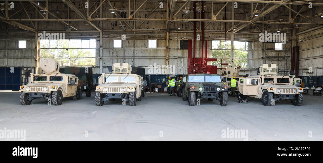8th nodo di comando e controllo del comando di sostegno del teatro insieme a 402nd Brigate di sostegno del campo dell'esercito e 404th AFSB sorvegliano il download parziale dell'apparecchiatura APS-3 alla squadra di combattimento di Brigata di fanteria 3rd, 25th Divisione di fanteria per Salaknib e Balikatan 2022 a Subic Bay, Filippine 28 febbraio 2022. Il comando di sostegno del Teatro del 8th ha eseguito una base dati Army Preposizioned Stock 3 (a galla) Fix Forward West of the International per valutare la flessibilità operativa di APS-3 (a galla), assicurando la prontezza strategica e l'impegno degli Stati Uniti verso alleati e partner. Foto Stock 8th nodo di comando e controllo del comando di sostegno del teatro insieme a 402nd Brigate di sostegno del campo dell'esercito e 404th AFSB sorvegliano il download parziale dell'apparecchiatura APS-3 alla squadra di combattimento di Brigata di fanteria 3rd, 25th Divisione di fanteria per Salaknib e Balikatan 2022 a Subic Bay, Filippine 28 febbraio 2022. Il comando di sostegno del Teatro del 8th ha eseguito una base dati Army Preposizioned Stock 3 (a galla) Fix Forward West of the International per valutare la flessibilità operativa di APS-3 (a galla), assicurando la prontezza strategica e l'impegno degli Stati Uniti verso alleati e partner. Foto Stock