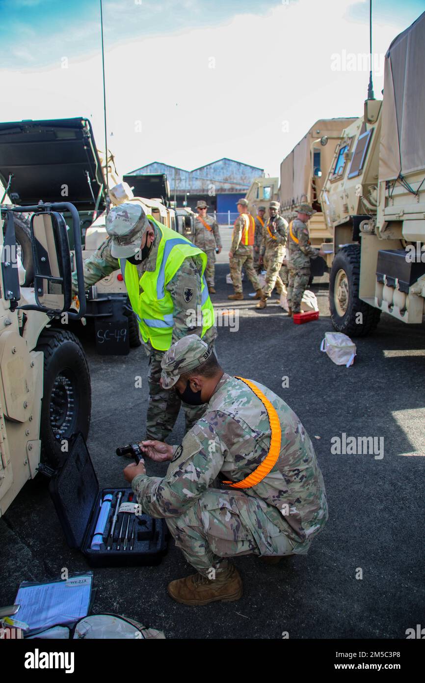 8th nodo di comando e controllo del comando di sostegno del teatro insieme a 402nd Brigate di sostegno del campo dell'esercito e 404th AFSB sorvegliano il download parziale dell'apparecchiatura APS-3 alla squadra di combattimento di Brigata di fanteria 3rd, 25th Divisione di fanteria per Salaknib e Balikatan 2022 a Subic Bay, Filippine 28 febbraio 2022. Il comando di sostegno del Teatro del 8th ha eseguito una base dati Army Preposizioned Stock 3 (a galla) Fix Forward West of the International per valutare la flessibilità operativa di APS-3 (a galla), assicurando la prontezza strategica e l'impegno degli Stati Uniti verso alleati e partner. Foto Stock 8th nodo di comando e controllo del comando di sostegno del teatro insieme a 402nd Brigate di sostegno del campo dell'esercito e 404th AFSB sorvegliano il download parziale dell'apparecchiatura APS-3 alla squadra di combattimento di Brigata di fanteria 3rd, 25th Divisione di fanteria per Salaknib e Balikatan 2022 a Subic Bay, Filippine 28 febbraio 2022. Il comando di sostegno del Teatro del 8th ha eseguito una base dati Army Preposizioned Stock 3 (a galla) Fix Forward West of the International per valutare la flessibilità operativa di APS-3 (a galla), assicurando la prontezza strategica e l'impegno degli Stati Uniti verso alleati e partner. Foto Stock