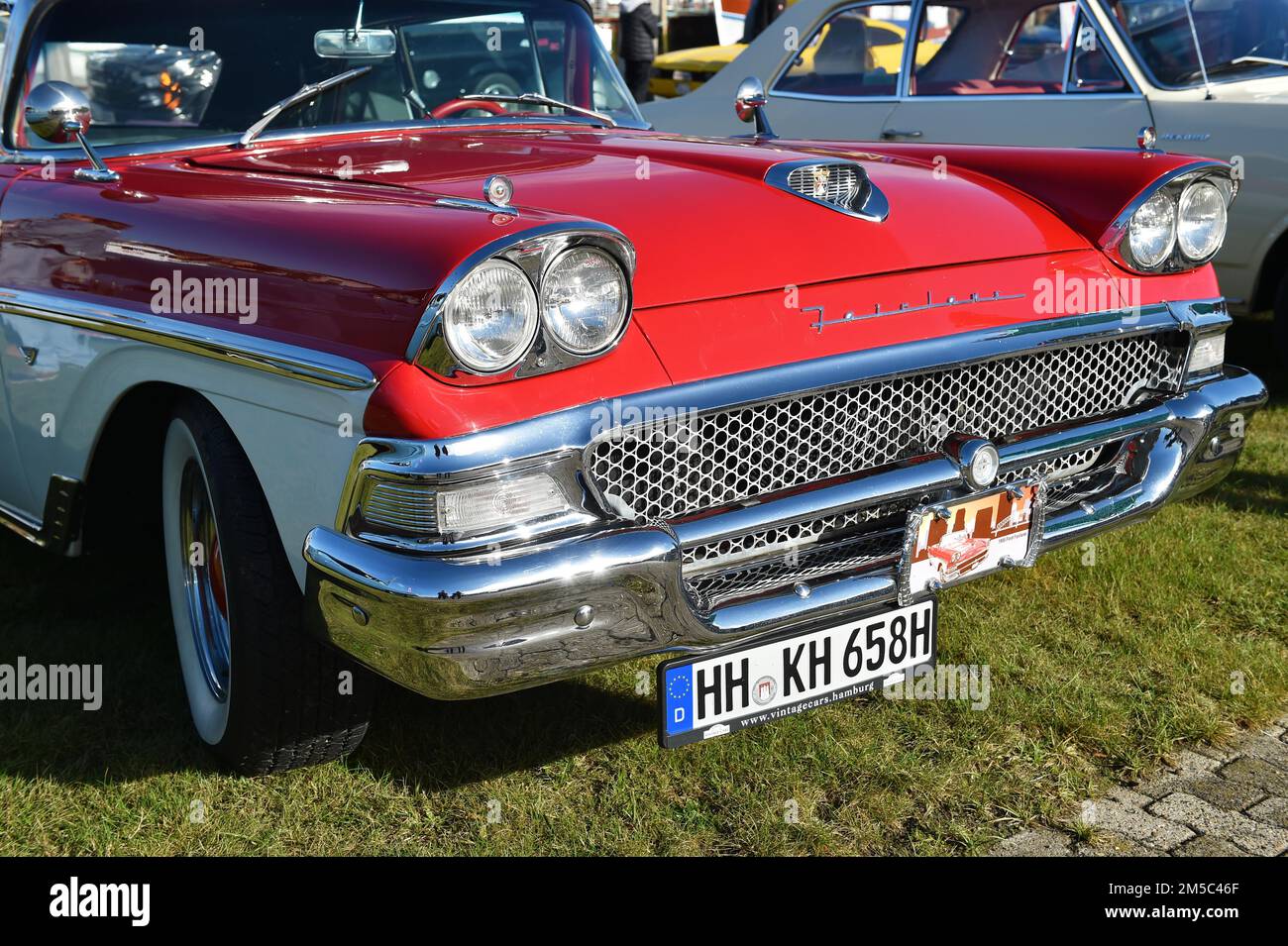 Ford Fairlane 500, Skyliner, 1958, con pneumatici bianchi, in occasione di un classico appuntamento automobilistico a Buesum, Germania Foto Stock