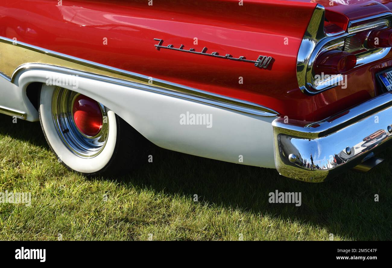Ford Fairlane 500, Skyliner, 1958, con pneumatici bianchi, in occasione di un classico appuntamento automobilistico a Buesum, Germania Foto Stock