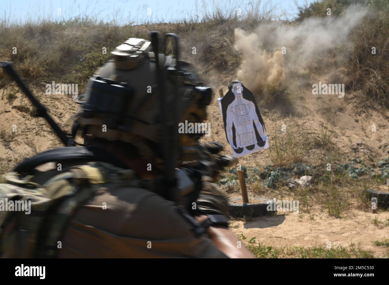 STATI UNITI I Beretti Verdi dell'esercito assegnati a 3rd Special Forces Group (Airborne) dirigono l'addestramento di gamma M4 e M9 al Thebephastwa Airfield, Botswana, 27 febbraio 2022. Le squadre si sono concentrate sulla levigatura di fucili e armi a pistola come parte del loro addestramento e qualifiche. Foto Stock