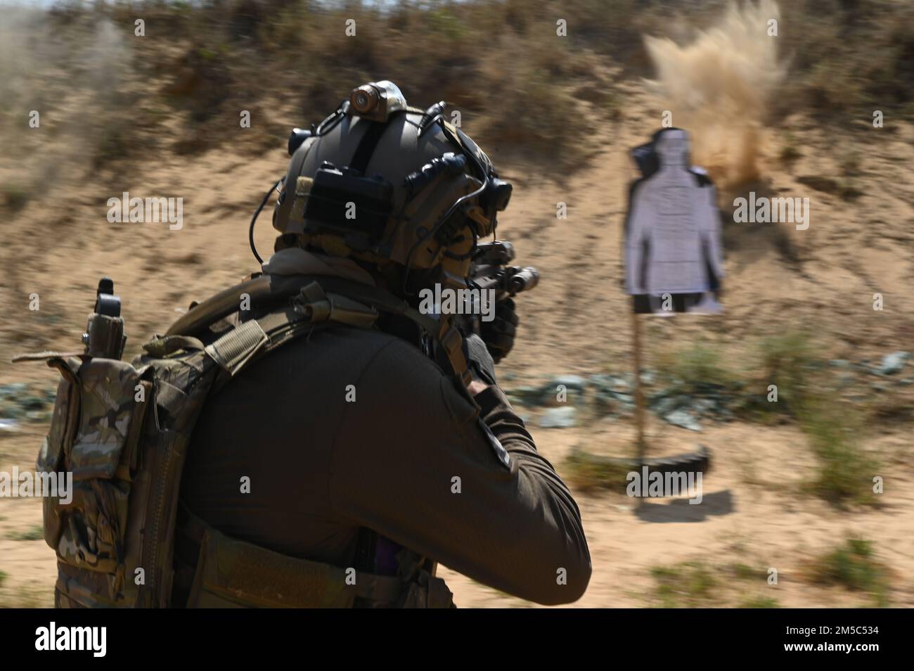 STATI UNITI I Beretti Verdi dell'esercito assegnati a 3rd Special Forces Group (Airborne) dirigono l'addestramento di gamma M4 e M9 al Thebephastwa Airfield, Botswana, 27 febbraio 2022. Le squadre si sono concentrate sulla levigatura di fucili e armi a pistola come parte del loro addestramento e qualifiche. Foto Stock