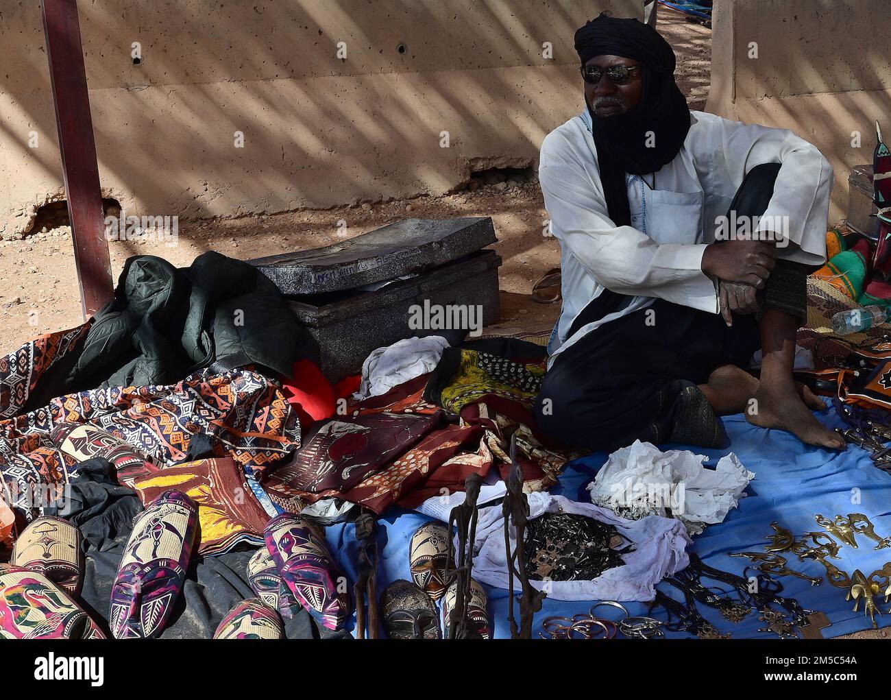 Un venditore locale mostra i suoi prodotti durante un bazar alla base aerea nigerien 201, Agadez, Niger, 27 febbraio 2022. Oltre 40 venditori locali dalla città di Agadez e villaggi circostanti hanno frequentato il bazar, vendendo vari beni. I membri del servizio negli Stati Uniti hanno acquistato circa 10.532.000 franchi CFA dell'Africa occidentale ($18K USD) di merci. Eventi come questi migliorano le relazioni tra Stati Uniti e Niger e stimolano lo sviluppo economico locale. Foto Stock