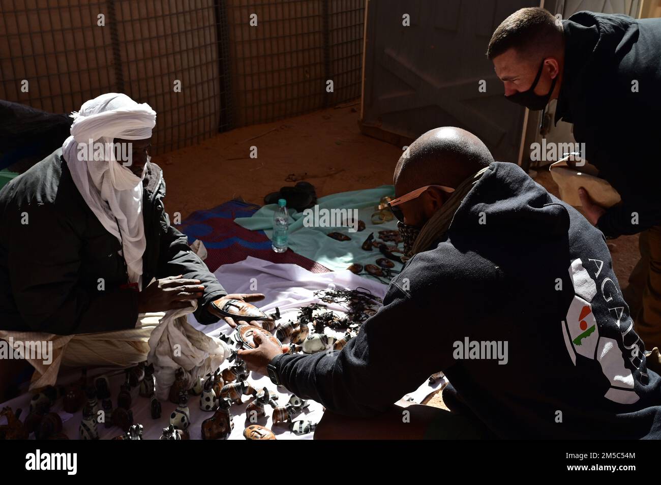 STATI UNITI I membri del servizio fanno shopping durante un bazar alla base aerea di Nigerien 201, Agadez, Niger, 27 febbraio 2022. I membri del servizio degli Stati Uniti hanno acquistato circa 10.532.000 franchi CFA dell'Africa occidentale ($18K USD) di merci durante il bazar. Eventi come questi migliorano le relazioni tra Stati Uniti e Niger e stimolano lo sviluppo economico locale. Foto Stock
