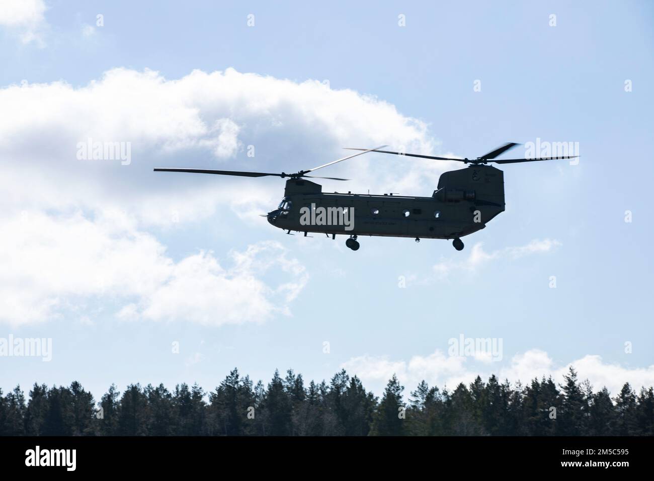 STATI UNITI Esercito CH-47 elicotteri Chinook assegnati a 2nd battaglione, 227th reggimento dell'aviazione, 1st Brigata di cavalleria aerea, approccio per un'infermiera durante un attacco aereo durante Saber Strike 22. Sciopero Saber ed esercizi come questo dimostrano che le forze statunitensi ed europee possono simultaneamente sostenere operazioni in corso e formazione regolarmente programmata senza degrado nel sostenere gli alleati e i partner della NATO. Foto Stock