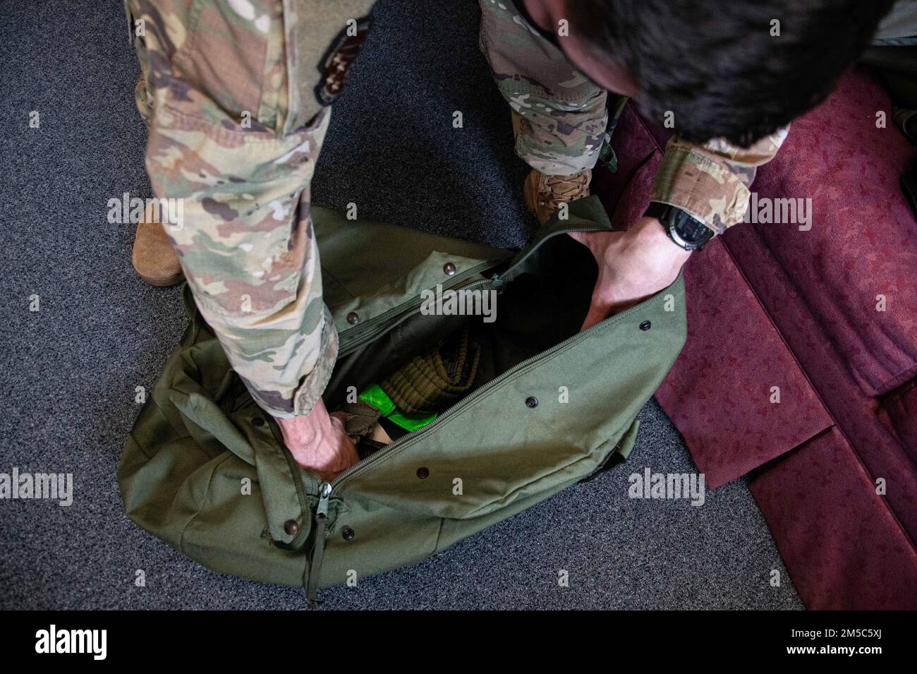 STATI UNITI Micah Blakely, responsabile del bilancio del Comptroller Squadron del 18th, si assume la responsabilità della sua borsa degli attrezzi di postura protettiva orientata alla missione durante l'addestramento di preparazione operativa alla base aerea di Kadena, Giappone, 28 febbraio 2022. Durante la formazione, i membri di Kadena si eserciteranno nelle procedure di mobilitazione e condurranno attività di formazione per affinare le competenze tecniche e migliorare la preparazione operativa della base. Foto Stock