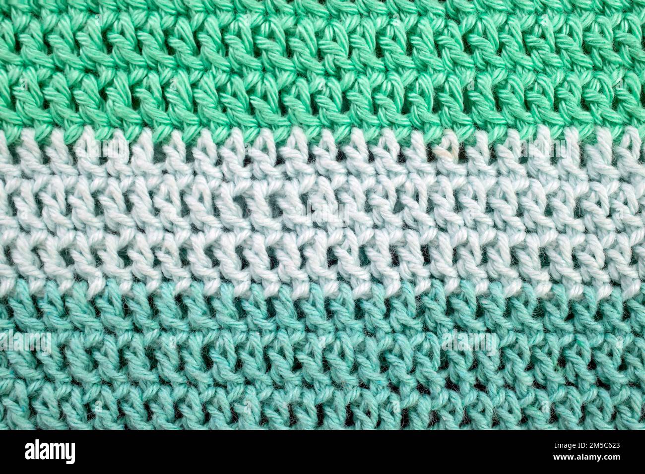 Tonalità di colore verde, file di crochet, primo piano con messa a fuoco  morbida Foto stock - Alamy