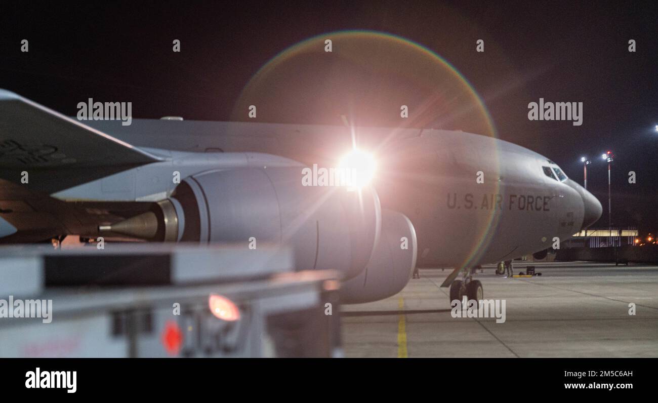 NEGLI STATI UNITI Air Force Boeing KC-135 Stratotanker collegato al 100th Air Refueling Wing taxi alla base aerea di Ramstein, Germania, 28 febbraio 2022. La 100th Aerial Refuelling Wing assegnata alla Royal Air Force Mildenhall, Regno Unito, sta attualmente eseguendo missioni dalla base aerea di Ramstein, Germania, fornendo un supporto 24 ore su 24 agli alleati e ai partner della NATO. Foto Stock