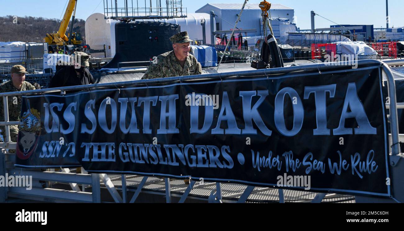 220228-N-MQ631-1031 GROTON, CONN (28 febbraio 2022) Capo delle operazioni Navali (CNO) ADM. Mike Gilday parte dal sottomarino della Virginia Class USS South Dakota (SSN 790), dopo un tour del sottomarino. Gilday e il Rep. Joe Courtney, del 2nd° distretto congressuale del Connecticut, hanno visitato il Naval Submarine base New London Waterfront e la Naval Submarine School dopo aver visitato le vicine strutture di costruzione sottomarina della General Dynamics Electric Boat Shipyard. Foto Stock