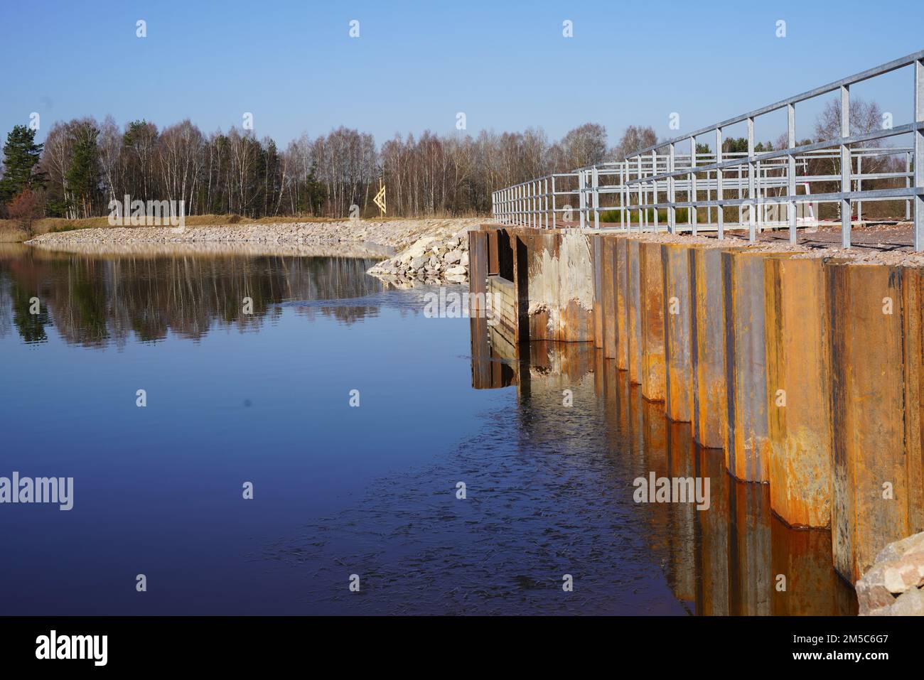 Le riparazioni sensibili al tempo sono state completate presso la diga di Schlatterweiher all'interno dell'area di addestramento di Grafenwoehr, il 28 febbraio 2022. Con la costruzione completa, lo stramazzo permette ai militari di controllare il livello dell'acqua del lago di Schlatterweiher. Foto Stock