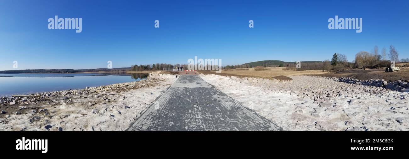 Le riparazioni sensibili al tempo sono state completate presso la diga di Schlatterweiher all'interno dell'area di addestramento di Grafenwoehr, il 28 febbraio 2022. Uno stramazzo è stato riparato a sinistra, e un trabocco di emergenza è stato aggiunto a destra. Foto Stock