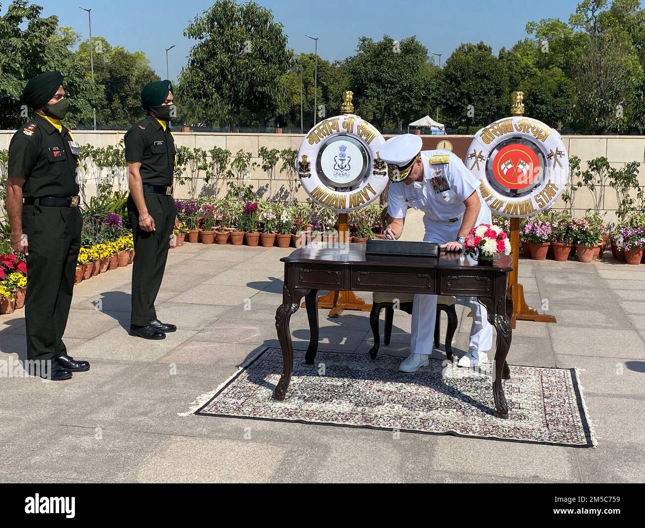 NEW DELHI (28 febbraio 2022) ADM. Samuel Paparo, comandante, Stati Uniti Pacific Fleet, firmò un libro d'ospite per commemorare la sua partecipazione a una corona di guerra che si estirpò al National War Memorial di Nuova Delhi per onorare i marinai, i soldati e gli Airmen indiani che servirono la loro nazione. Paparo ha visitato l'India dal 24-28 febbraio per sottolineare l'impegno degli Stati Uniti a rafforzare le alleanze e le partnership per un indo-Pacifico libero e duraturo. (STATI UNITI Foto Navy) Foto Stock