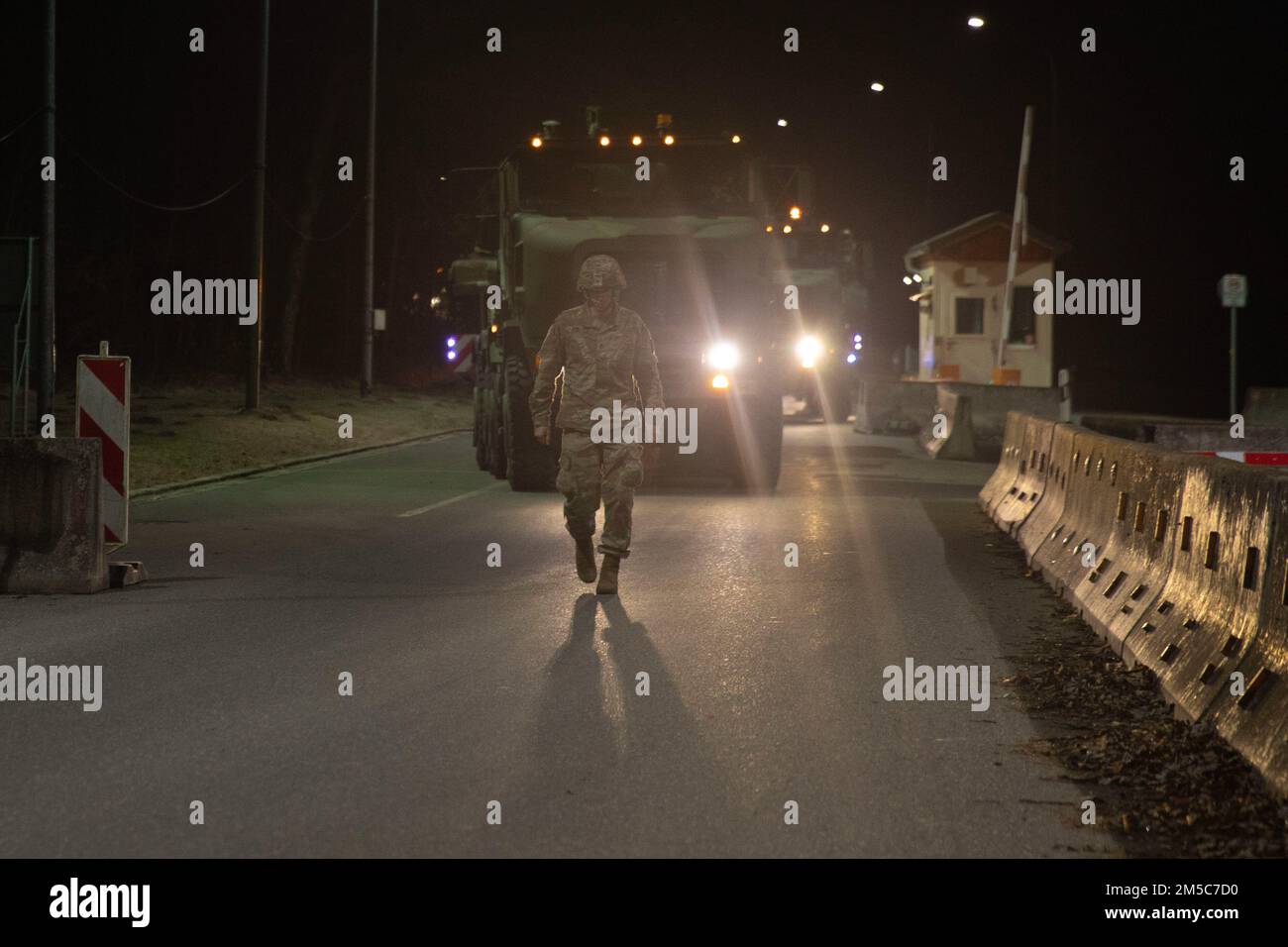 Soldati con la Brigata di sostegno del 16th trasportano M1 Abrams dal cantiere Coleman di Mannheim, Germania, a Grafenwoehr, Germania, febbraio 28, 2022. I carri armati fanno parte del 405th Army Field Support Brigade's Army Preposizioned Stock-2. U.S. Army Europe and Africa sta disegnando APS-2 in preparazione al supporto del 1st Armored Brigade Combat Team, 3rd divisione fanteria dispiegandosi in Germania, come annunciato dal Dipartimento della Difesa. Foto Stock Soldati con la Brigata di sostegno del 16th trasportano M1 Abrams dal cantiere Coleman di Mannheim, Germania, a Grafenwoehr, Germania, febbraio 28, 2022. I carri armati fanno parte del 405th Army Field Support Brigade's Army Preposizioned Stock-2. U.S. Army Europe and Africa sta disegnando APS-2 in preparazione al supporto del 1st Armored Brigade Combat Team, 3rd divisione fanteria dispiegandosi in Germania, come annunciato dal Dipartimento della Difesa. Foto Stock