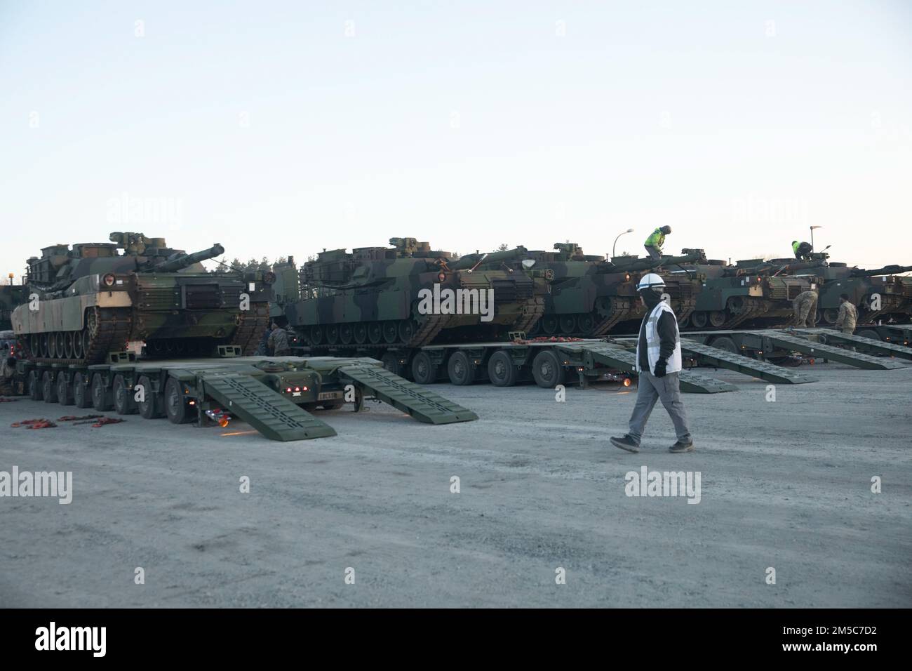 51st Composite Truck Company, 18th CSSB, 16th Brigade di supporto trasporta più carri armati M1 Abrams a Grafenwoehr, Germania, il 28 febbraio 2022. STATI UNITI L'esercito Europa e Africa sta disegnando l'esercito preposizionato azioni-2 in preparazione per sostenere 1st squadra di combattimento della Brigata Armata, 3rd divisione di fanteria schierata in Germania, come annunciato dal Dipartimento della Difesa. Un set completo per una squadra di combattimento della Brigata Armorata è attualmente in fase di consegna all'area di addestramento di Grafenwoehr. Foto Stock 51st Composite Truck Company, 18th CSSB, 16th Brigade di supporto trasporta più carri armati M1 Abrams a Grafenwoehr, Germania, il 28 febbraio 2022. STATI UNITI L'esercito Europa e Africa sta disegnando l'esercito preposizionato azioni-2 in preparazione per sostenere 1st squadra di combattimento della Brigata Armata, 3rd divisione di fanteria schierata in Germania, come annunciato dal Dipartimento della Difesa. Un set completo per una squadra di combattimento della Brigata Armorata è attualmente in fase di consegna all'area di addestramento di Grafenwoehr. Foto Stock