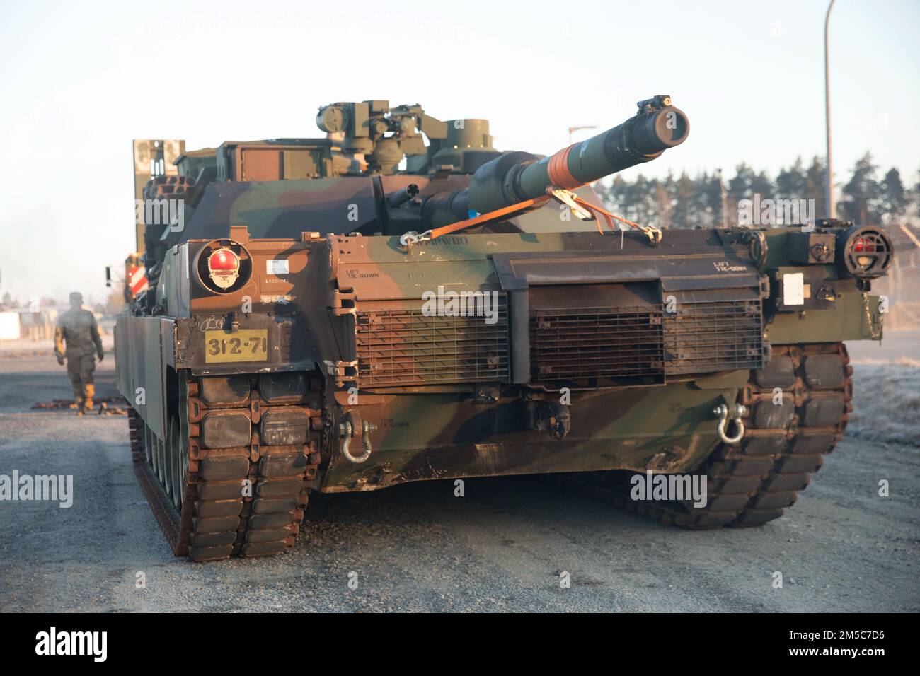 51st Composite Truck Company, 18th CSSB, 16th Brigade di supporto trasporta più carri armati M1 Abrams a Grafenwoehr, Germania, il 28 febbraio 2022. STATI UNITI L'esercito Europa e Africa sta disegnando l'esercito preposizionato azioni-2 in preparazione per sostenere 1st squadra di combattimento della Brigata Armata, 3rd divisione di fanteria schierata in Germania, come annunciato dal Dipartimento della Difesa. Un set completo per una squadra di combattimento della Brigata Armorata è attualmente in fase di consegna all'area di addestramento di Grafenwoehr. Foto Stock 51st Composite Truck Company, 18th CSSB, 16th Brigade di supporto trasporta più carri armati M1 Abrams a Grafenwoehr, Germania, il 28 febbraio 2022. STATI UNITI L'esercito Europa e Africa sta disegnando l'esercito preposizionato azioni-2 in preparazione per sostenere 1st squadra di combattimento della Brigata Armata, 3rd divisione di fanteria schierata in Germania, come annunciato dal Dipartimento della Difesa. Un set completo per una squadra di combattimento della Brigata Armorata è attualmente in fase di consegna all'area di addestramento di Grafenwoehr. Foto Stock