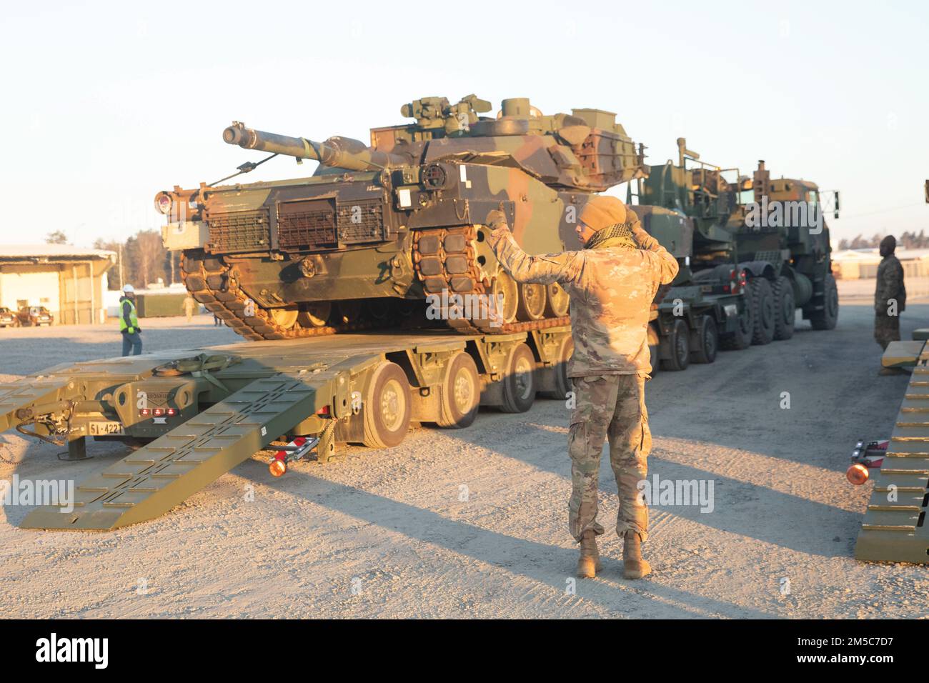 51st Composite Truck Company, 18th CSSB, 16th Brigade di supporto trasporta più carri armati M1 Abrams a Grafenwoehr, Germania, il 28 febbraio 2022. STATI UNITI L'esercito Europa e Africa sta disegnando l'esercito preposizionato azioni-2 in preparazione per sostenere 1st squadra di combattimento della Brigata Armata, 3rd divisione di fanteria schierata in Germania, come annunciato dal Dipartimento della Difesa. Un set completo per una squadra di combattimento della Brigata Armorata è attualmente in fase di consegna all'area di addestramento di Grafenwoehr. Foto Stock 51st Composite Truck Company, 18th CSSB, 16th Brigade di supporto trasporta più carri armati M1 Abrams a Grafenwoehr, Germania, il 28 febbraio 2022. STATI UNITI L'esercito Europa e Africa sta disegnando l'esercito preposizionato azioni-2 in preparazione per sostenere 1st squadra di combattimento della Brigata Armata, 3rd divisione di fanteria schierata in Germania, come annunciato dal Dipartimento della Difesa. Un set completo per una squadra di combattimento della Brigata Armorata è attualmente in fase di consegna all'area di addestramento di Grafenwoehr. Foto Stock