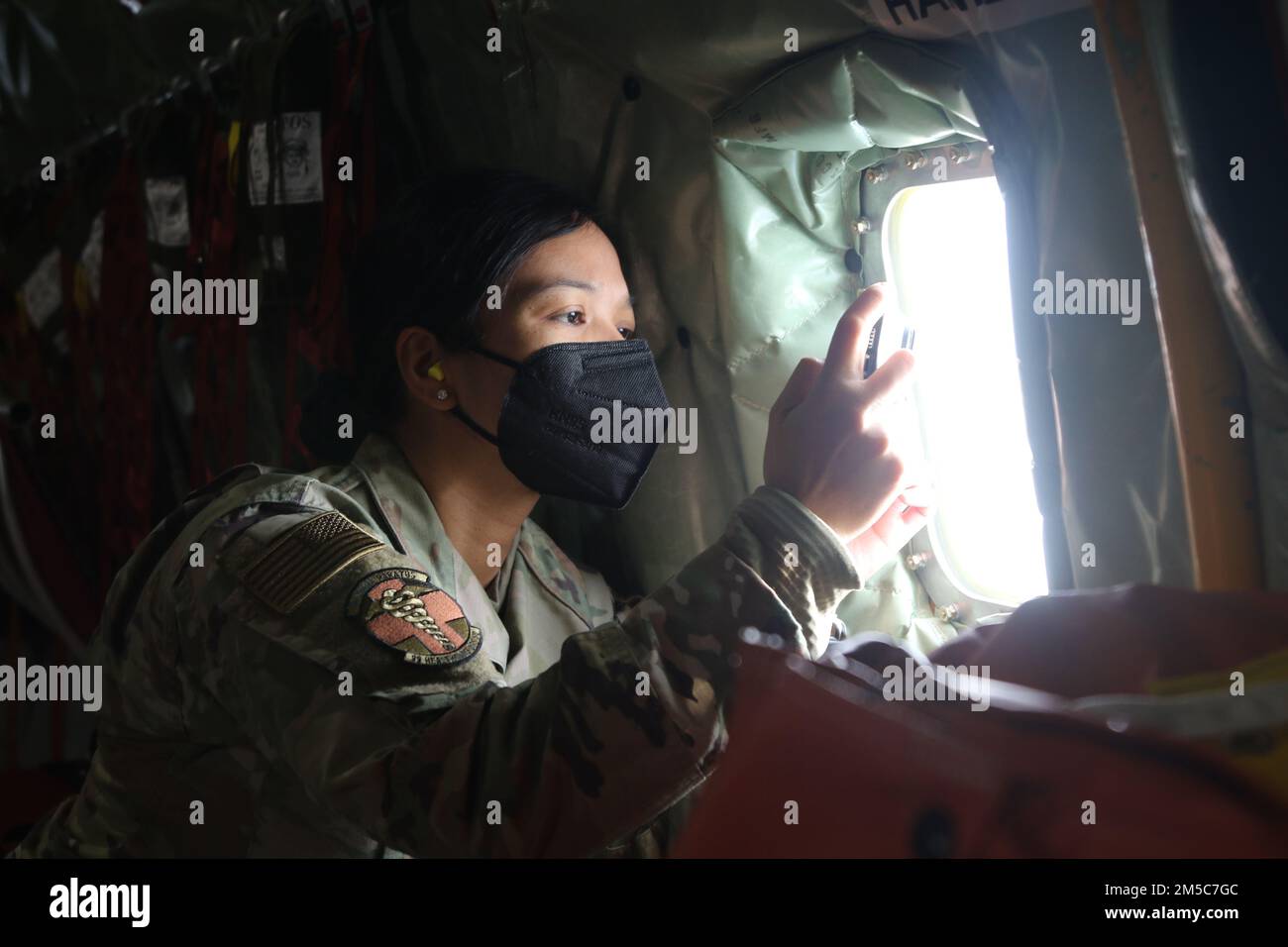 CASCATE DEL NIAGARA, N.Y. – STATI UNITI Mary Claire Coleman, un'infermiera assegnata a un team medico militare che supporta Rochester, New York, fotografa la vista da un aeromobile Boeing KC-135R durante una visita alla stazione della riserva aerea di Niagara Falls, New York, 28 febbraio 2022. Northern Command, attraverso gli Stati Uniti Army North, rimane impegnata a fornire un supporto flessibile al Dipartimento della Difesa per l'intera risposta COVID del governo. Foto Stock