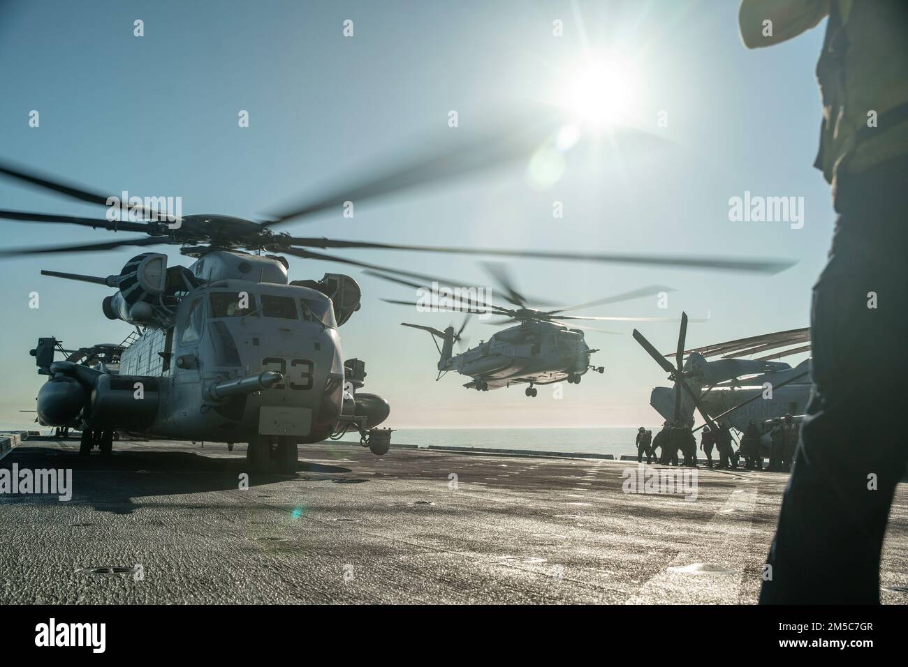 OCEANO PACIFICO (28 FEBBRAIO 2022) UN STATI UNITI Corpo marino CH-53E Super Stallion attaccato a Marine Medium Tiltrotor Squadron (VMM) 165 (rinforzato), 11th Marine Expeditionary Unit (MEU), decollerà dal molo di trasporto anfibio USS Portland (LPD 27) durante il volo dello squadrone, 28 febbraio. Marines e marinai del 11th MEU e Essex Amphibious Ready Group stanno conducendo operazioni di routine nella flotta degli Stati Uniti 3rd. Foto Stock